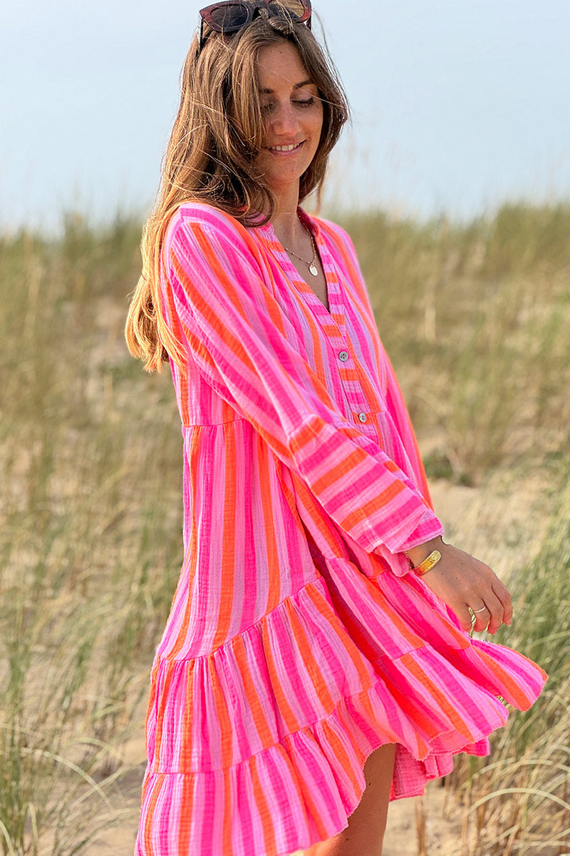 Robe en gaze de coton à volants imprimé rayures rose et orange fluo