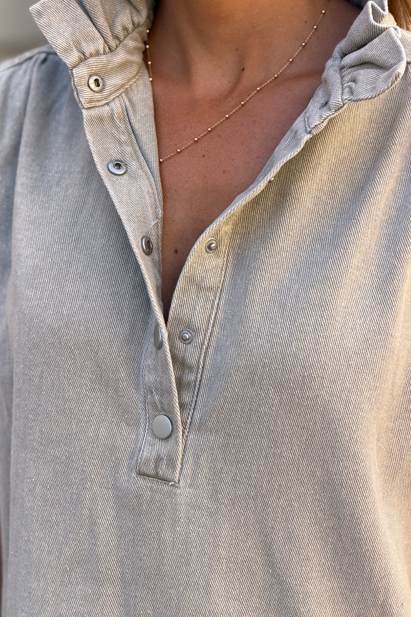 Robe en jean beige grège col victorien montant à boutons-pression