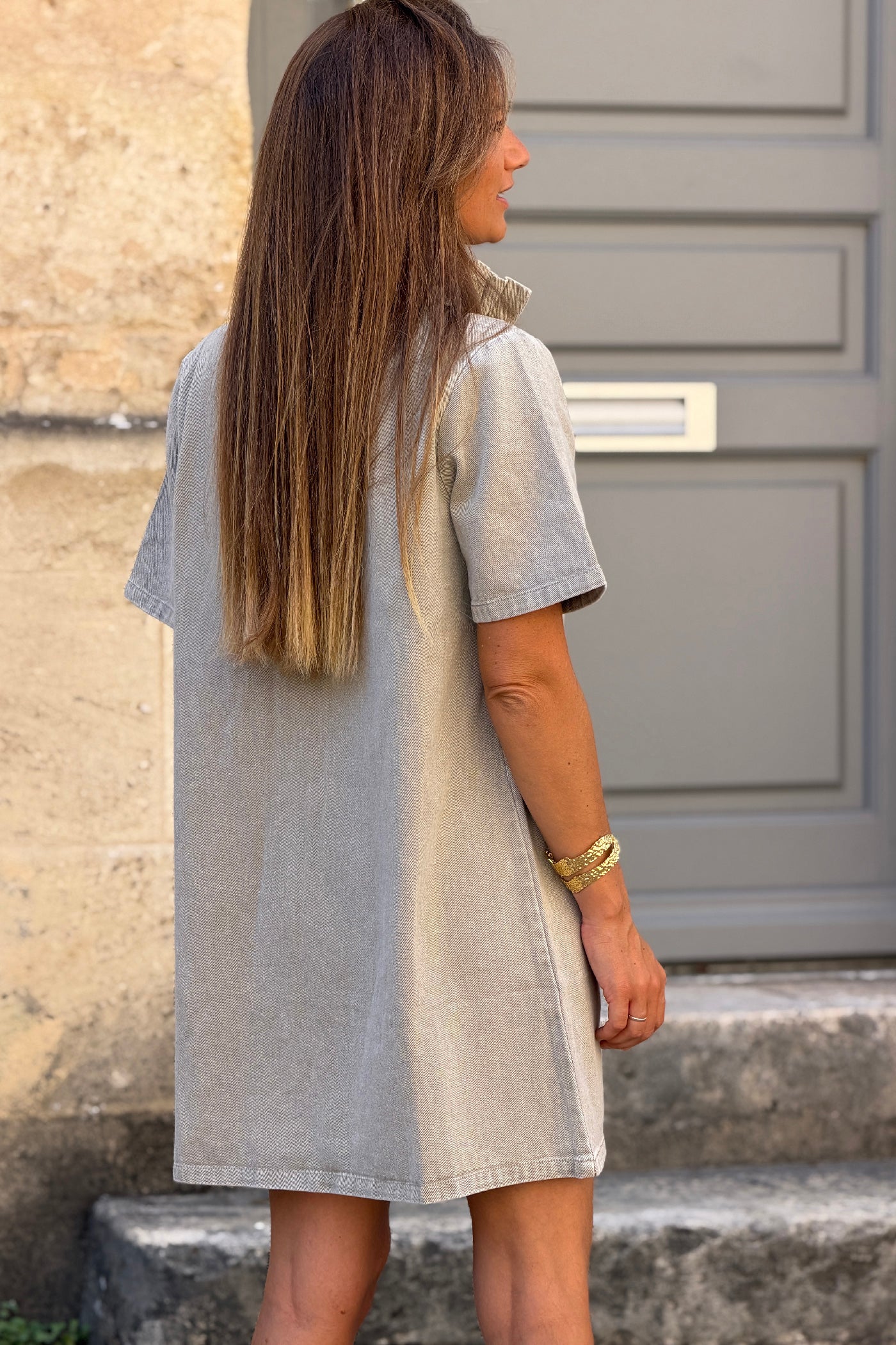 Robe en jean beige grège col victorien montant à boutons-pression