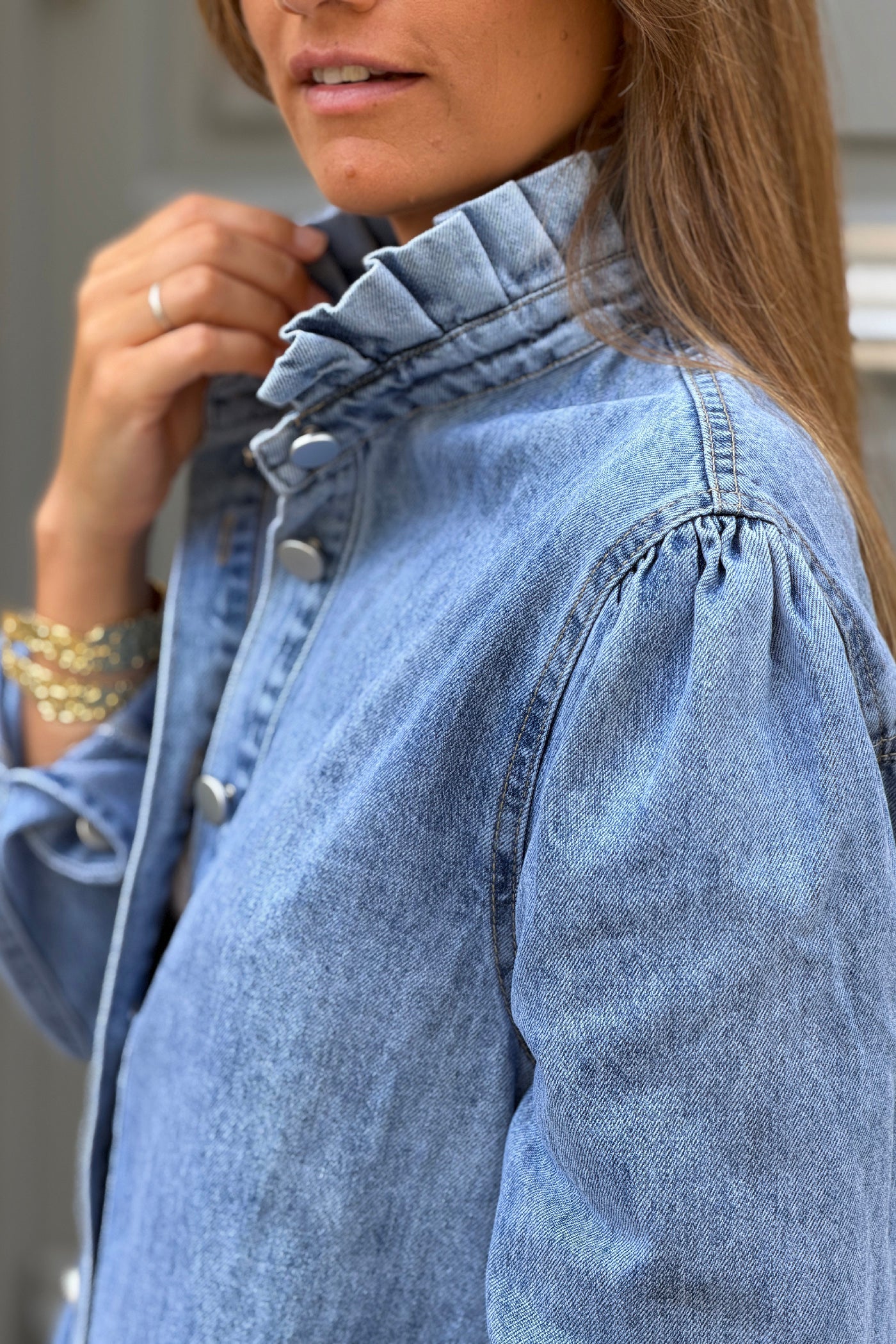 Robe en jean délavé à boutons col victorien montant