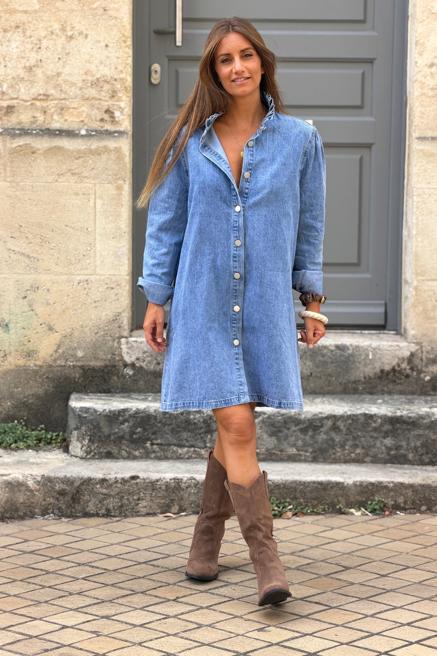 Robe en jean délavé à boutons col victorien montant