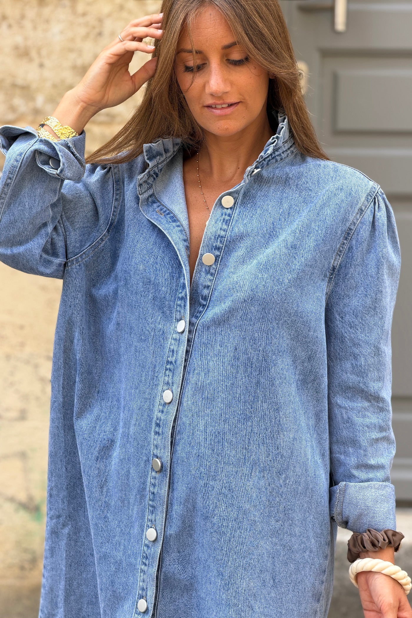 Robe en jean délavé à boutons col victorien montant