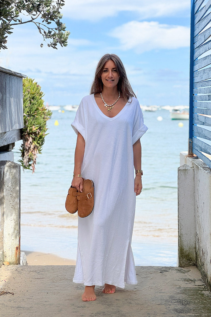 Robe longue éponge blanche coupe t-shirt long et large col v