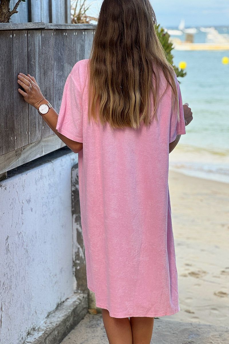 Robe éponge rose coupe t-shirt large col v