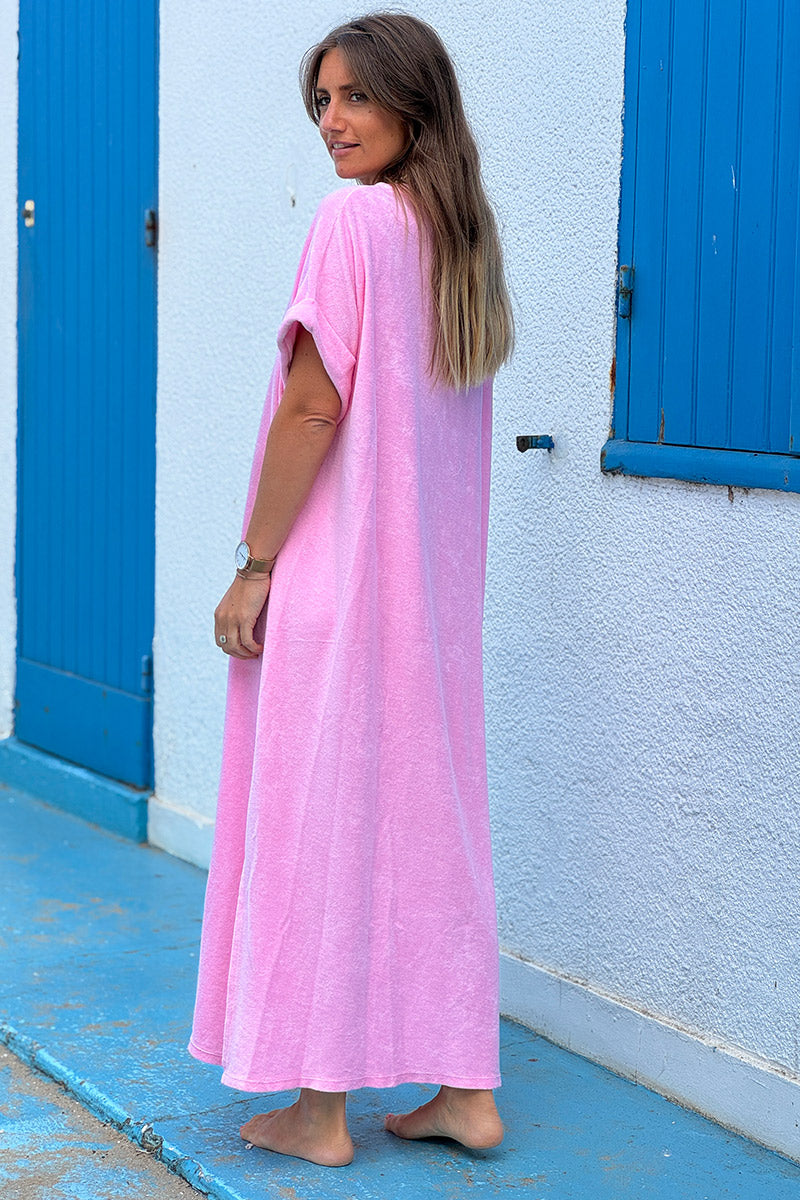 Robe longue éponge rose coupe t-shirt long et large col v