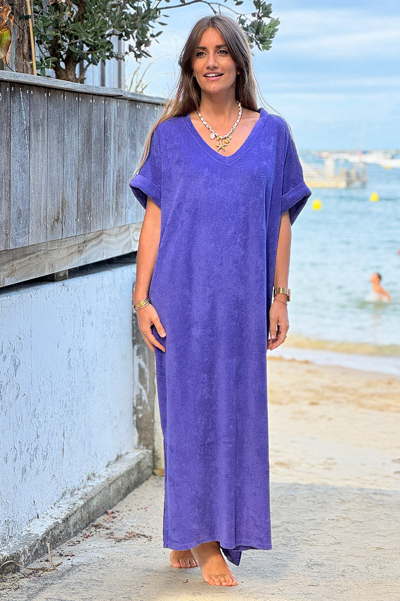 Robe longue éponge violet coupe t-shirt long et large col v