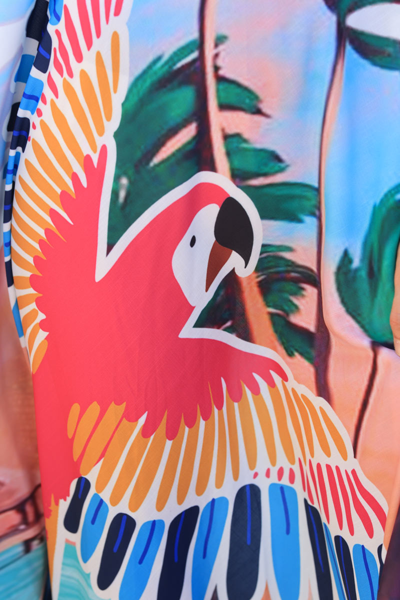Robe fluide à bretelles blanche motifs colorés perroquet et plage
