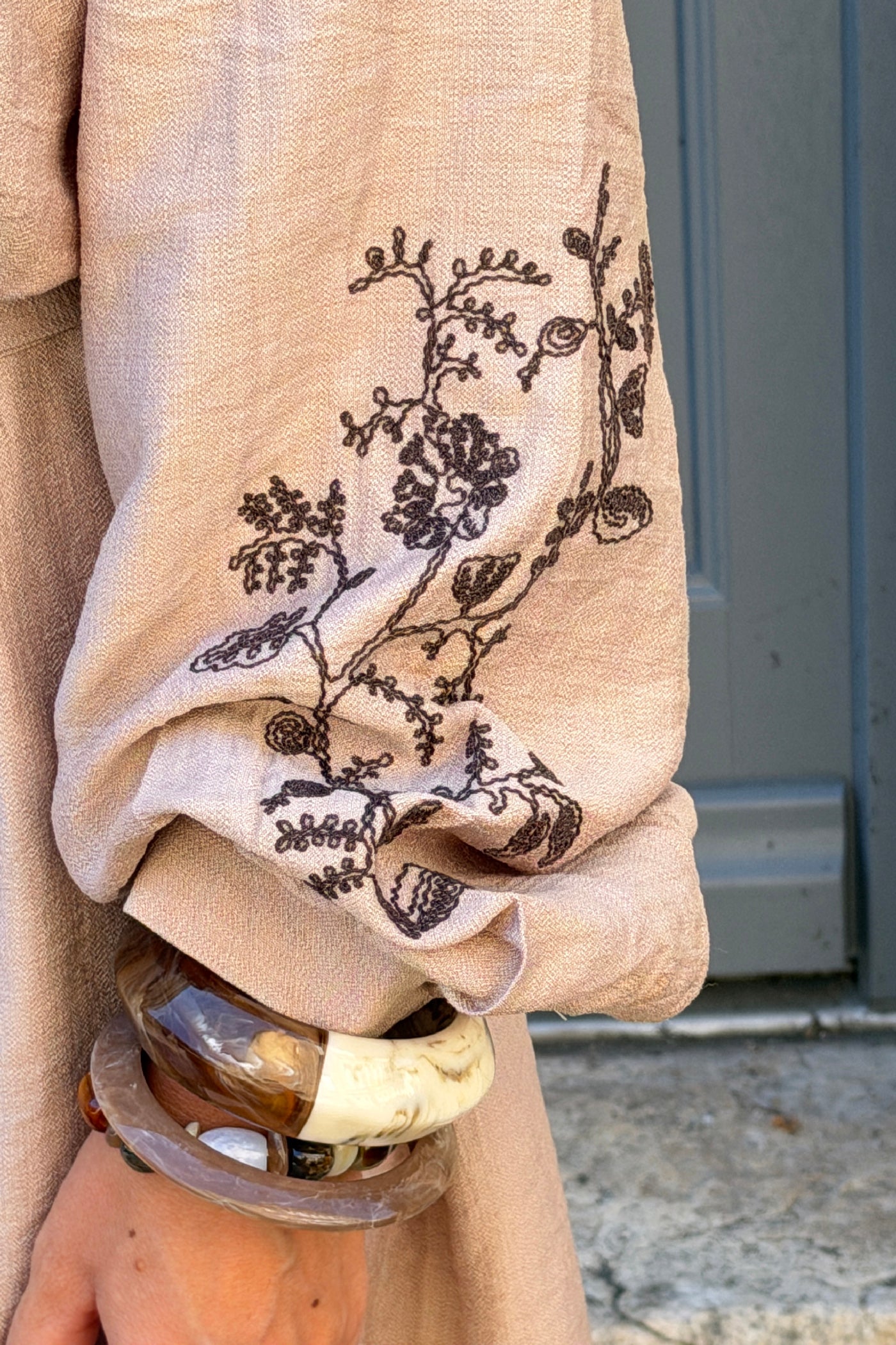 Robe fluide beige foncé avec broderie fleurs et petits boutons