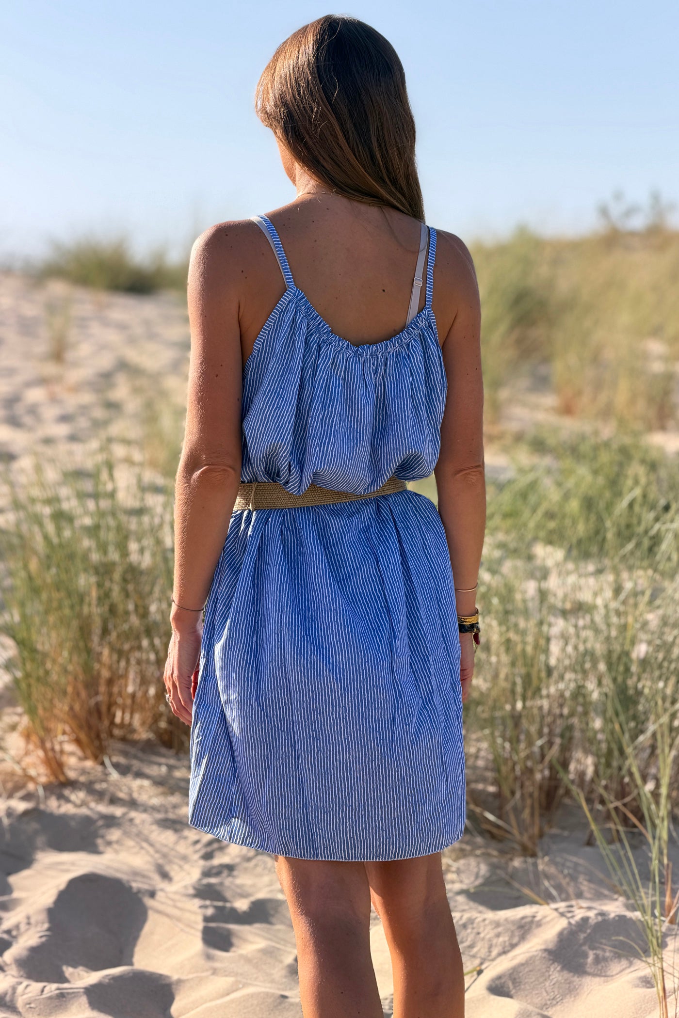 Robe fluide bleu à bretelles imprimé petites rayures col élastique