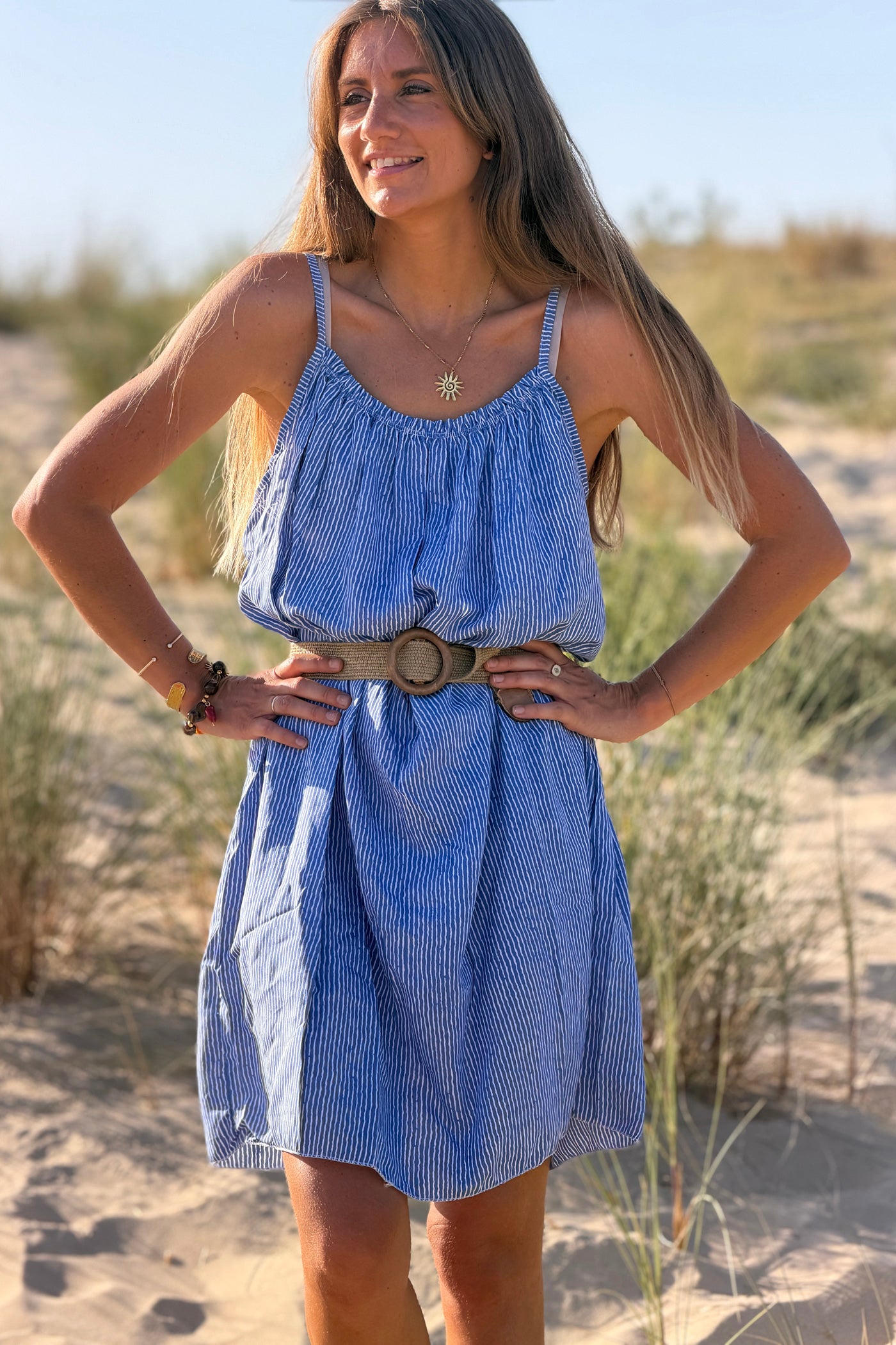 Robe fluide bleu à bretelles imprimé petites rayures col élastique
