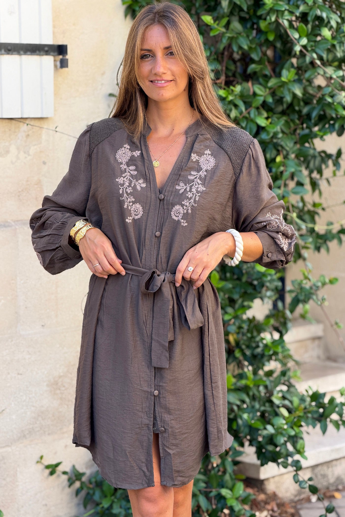 Robe fluide kaki avec broderie fleurs et petits boutons