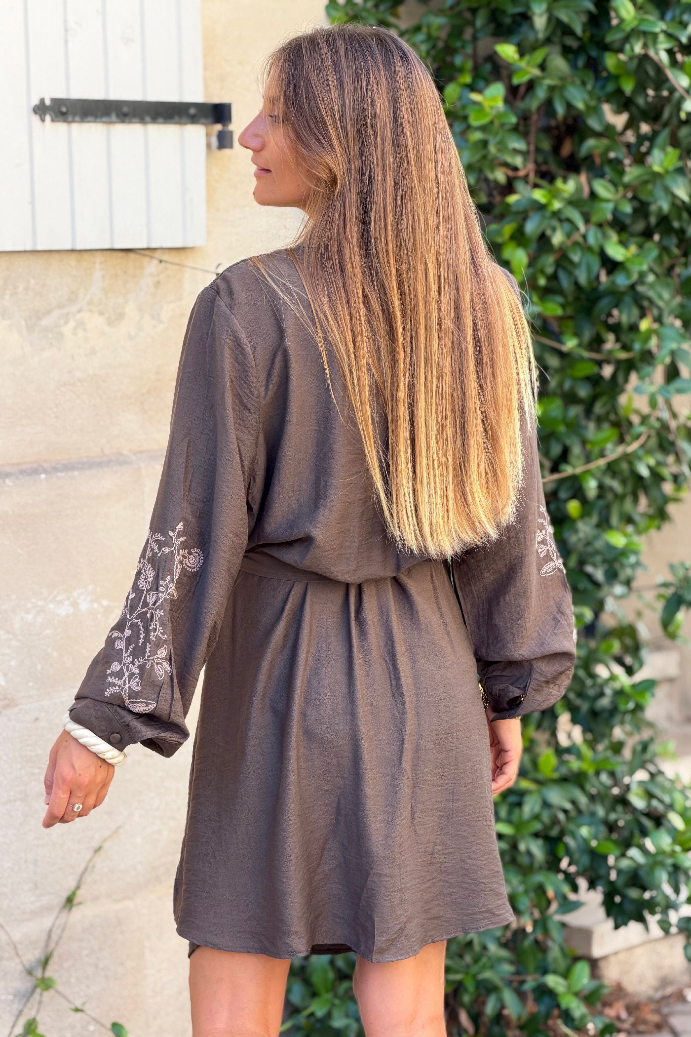 Robe fluide kaki avec broderie fleurs et petits boutons