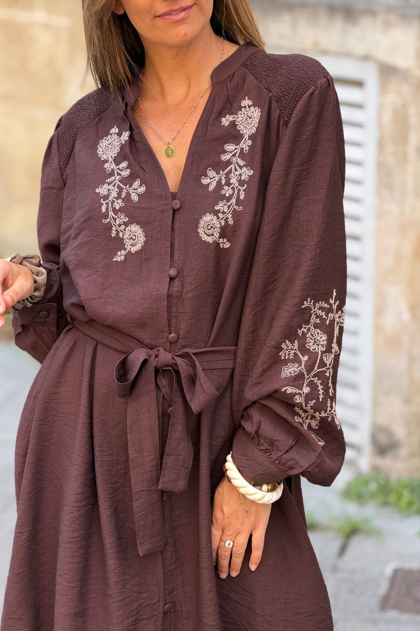 Robe fluide marron avec broderie fleurs et petits boutons