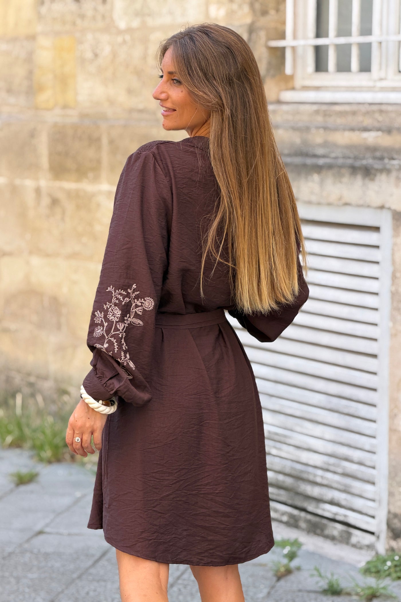 Robe fluide marron avec broderie fleurs et petits boutons