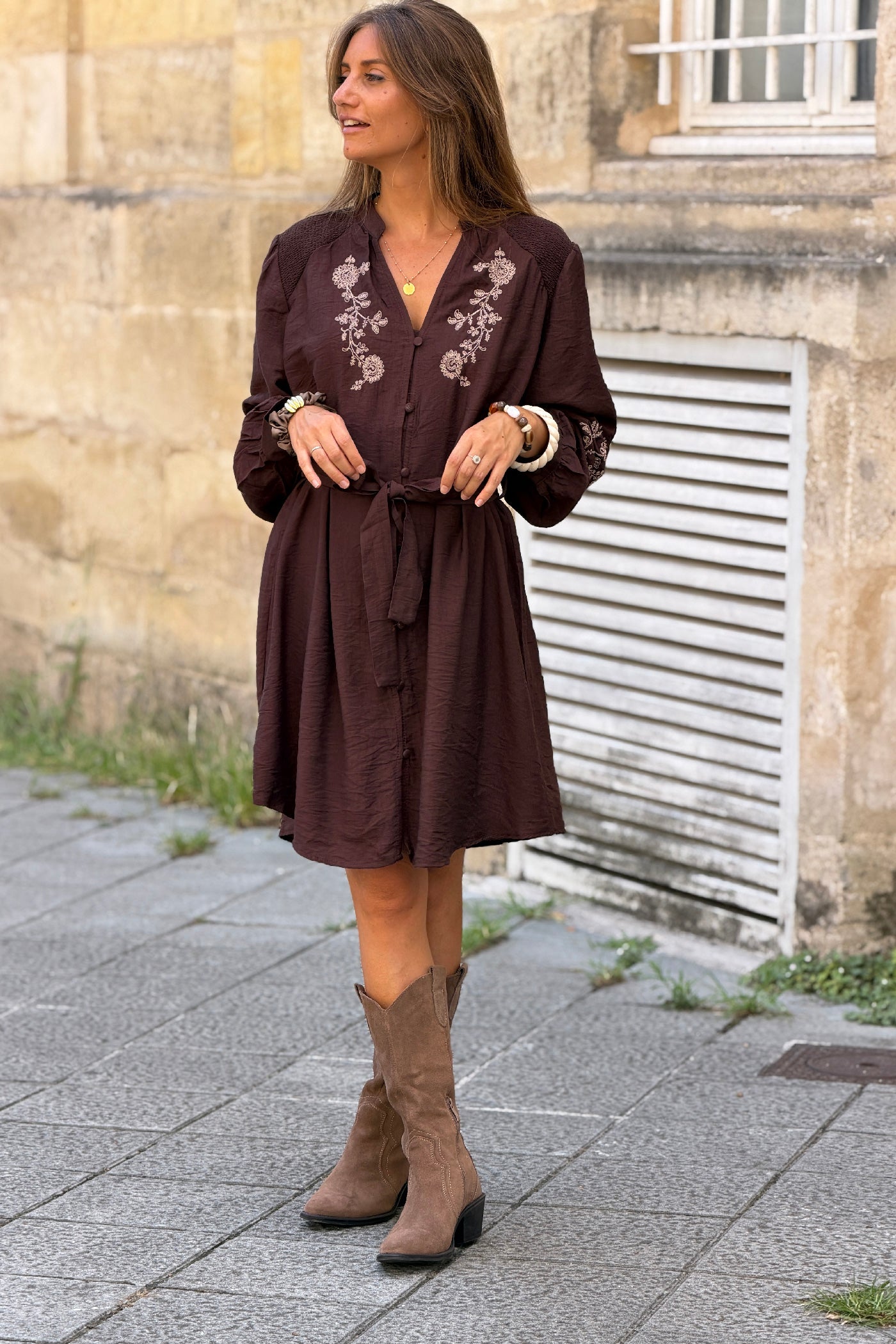 Robe fluide marron avec broderie fleurs et petits boutons