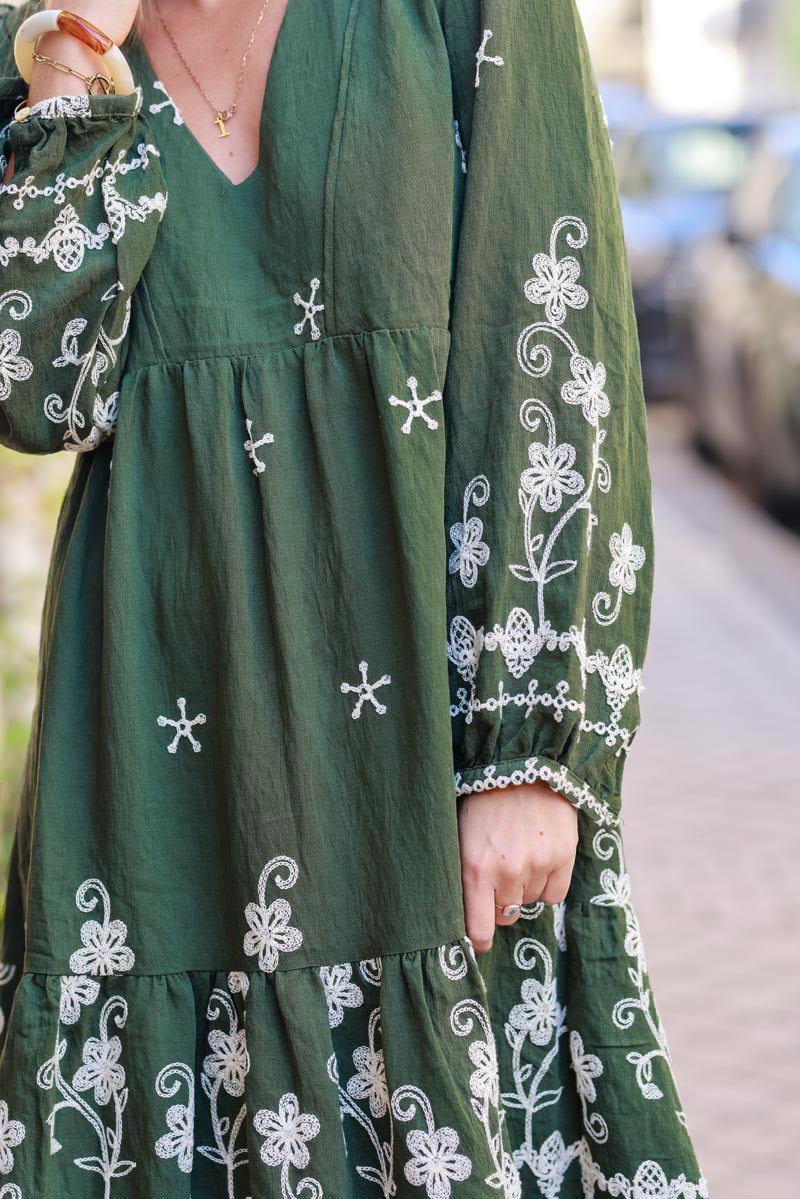 Vestido caqui forrado con bordado de flores y estrellas color crudo