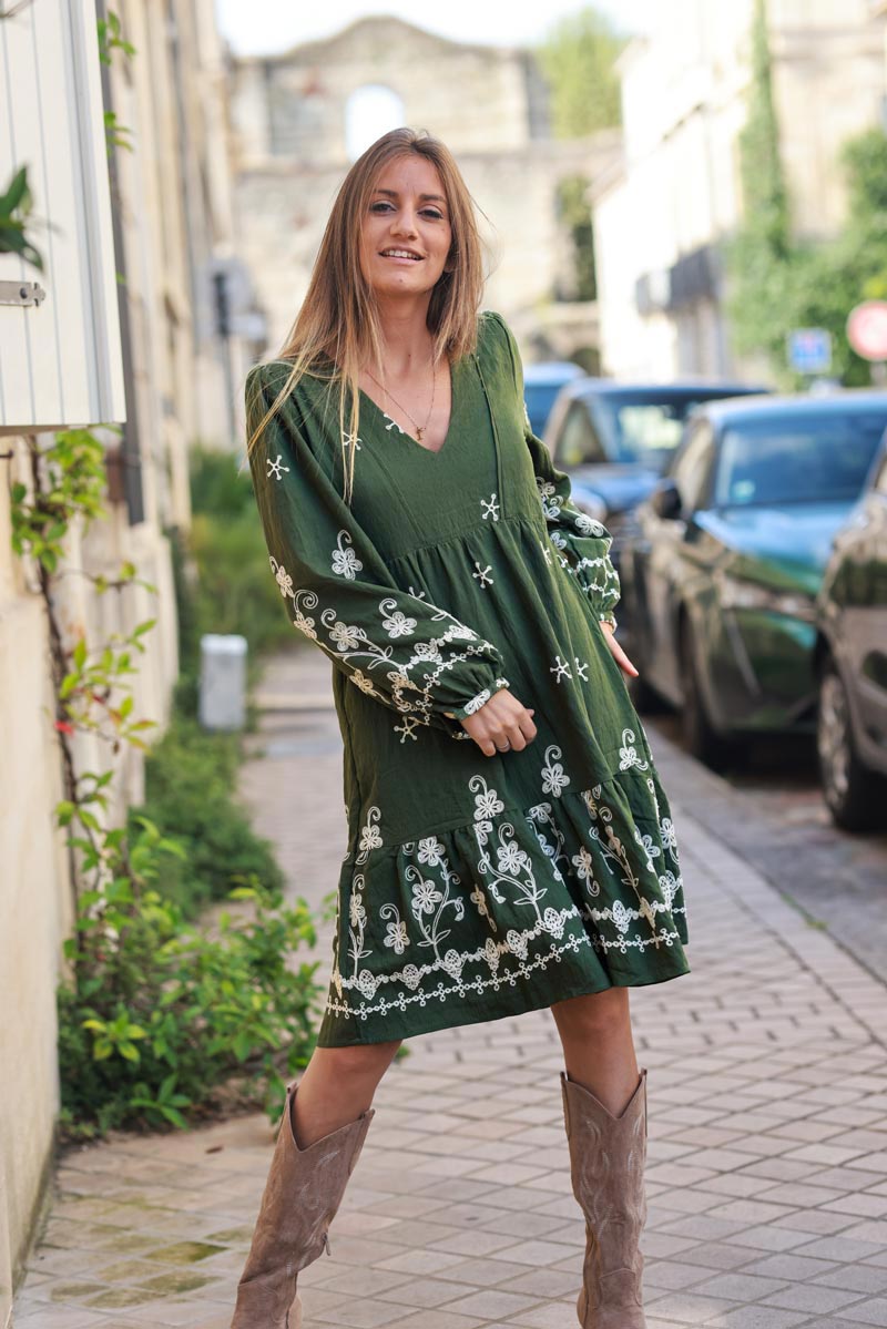 Vestido caqui forrado con bordado de flores y estrellas color crudo