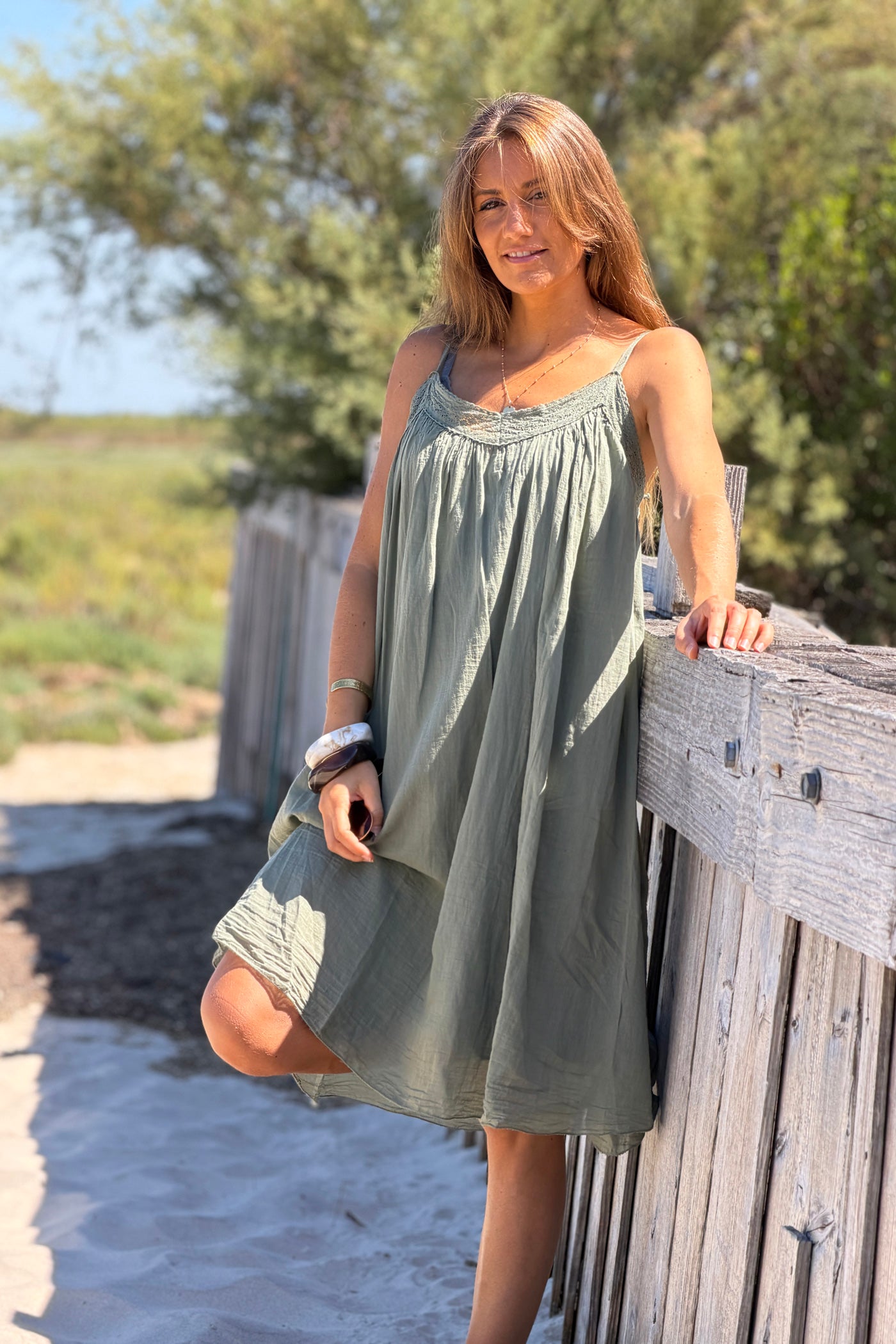 Robe kaki en coton à bretelles détail col dentelle