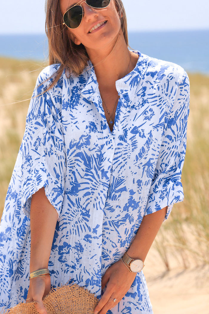Robe large en coton col V imprimé des iles bleu - HORIZONS LOINTAINS