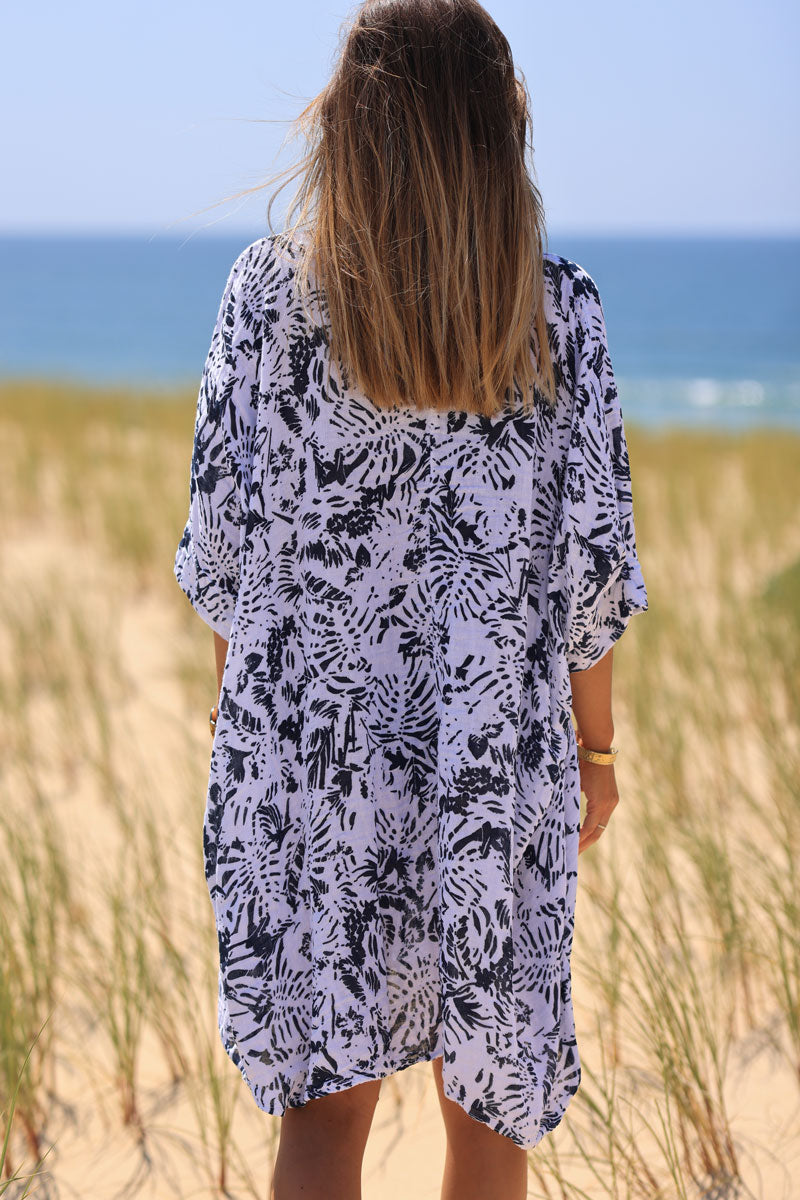 Vestido amplio de algodón con cuello de pico y estampado de islas azul marino