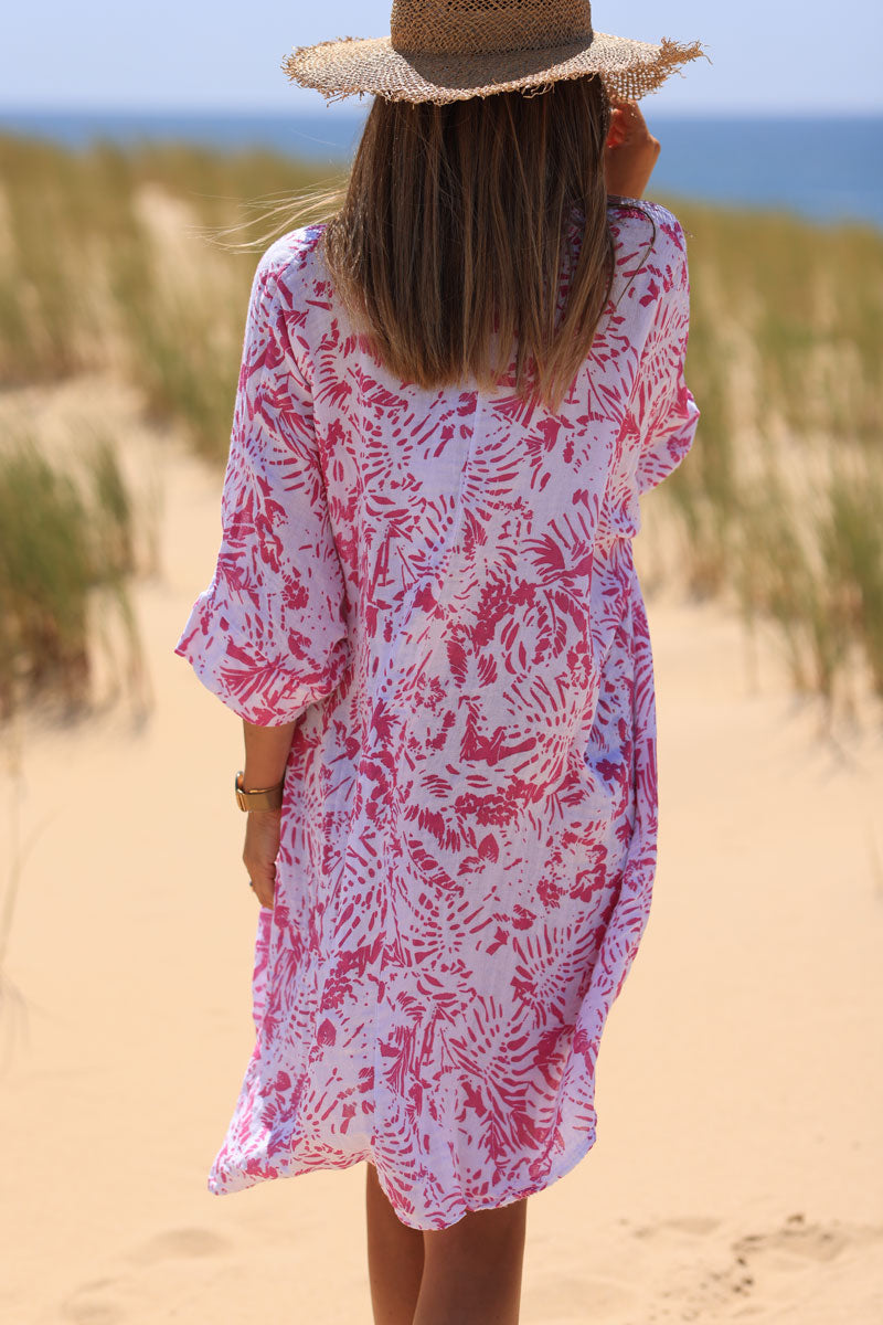 Vestido amplio de algodón con cuello de pico y estampado de islas fucsia