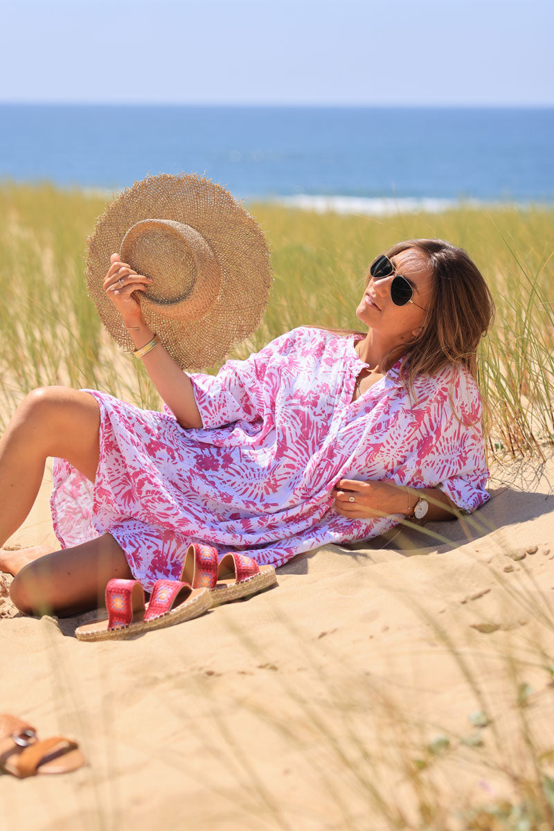 Vestido amplio de algodón con cuello de pico y estampado de islas fucsia