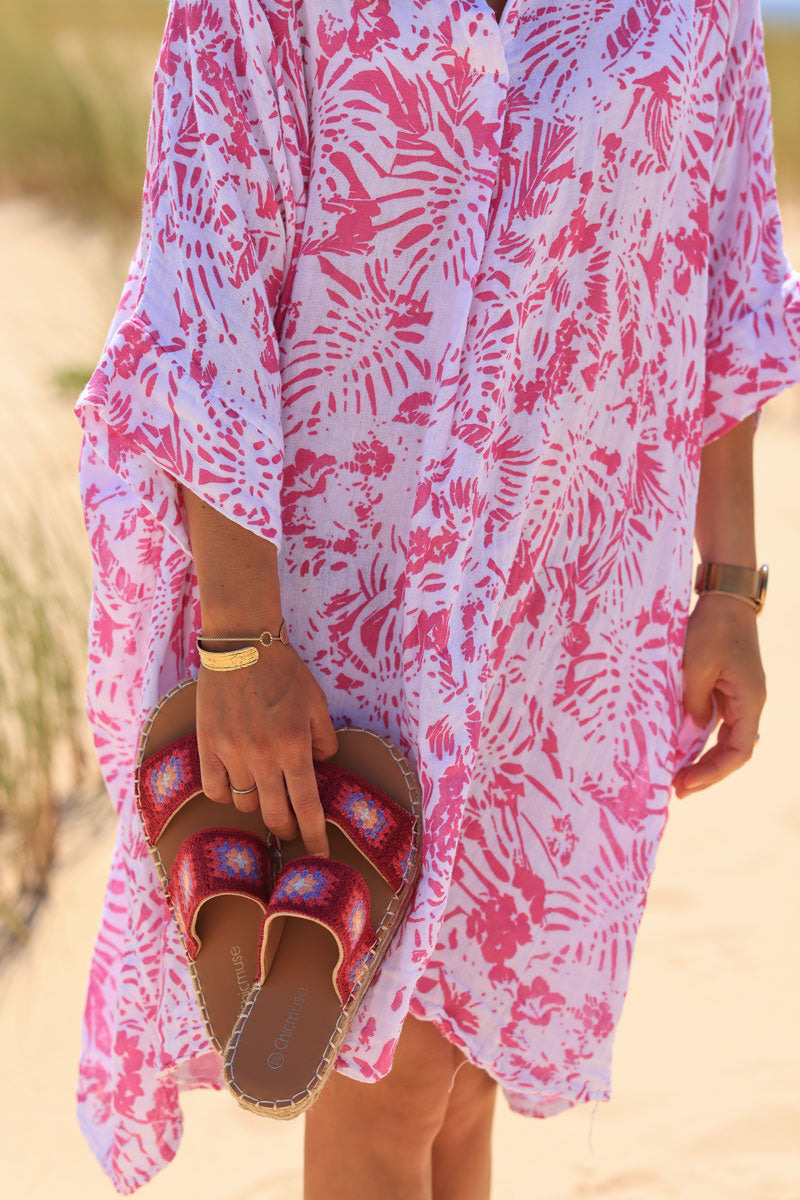 Vestido amplio de algodón con cuello de pico y estampado de islas fucsia