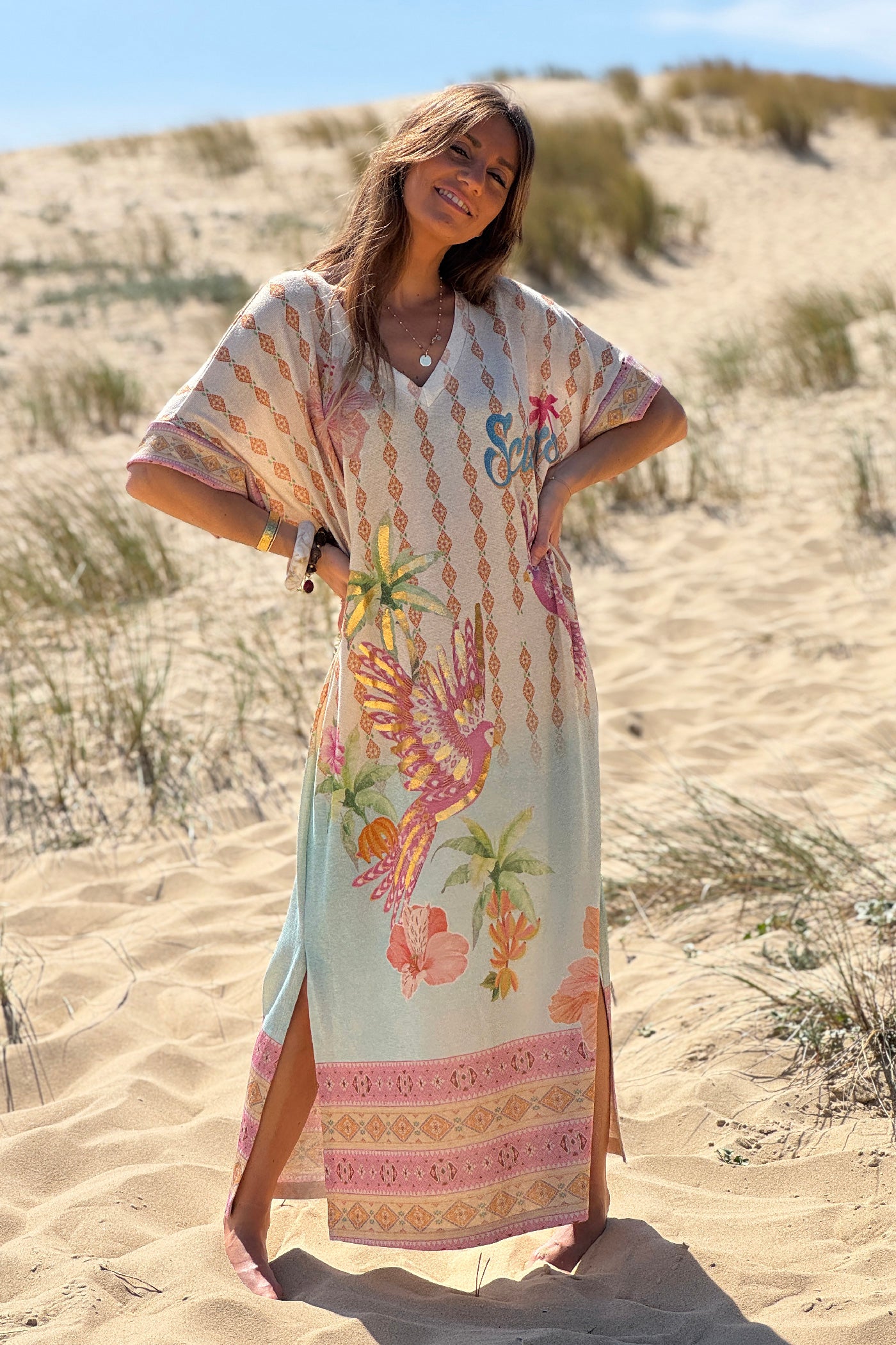 Robe large brillante imprimé coloré perroquets, roses, fleurs et losanges