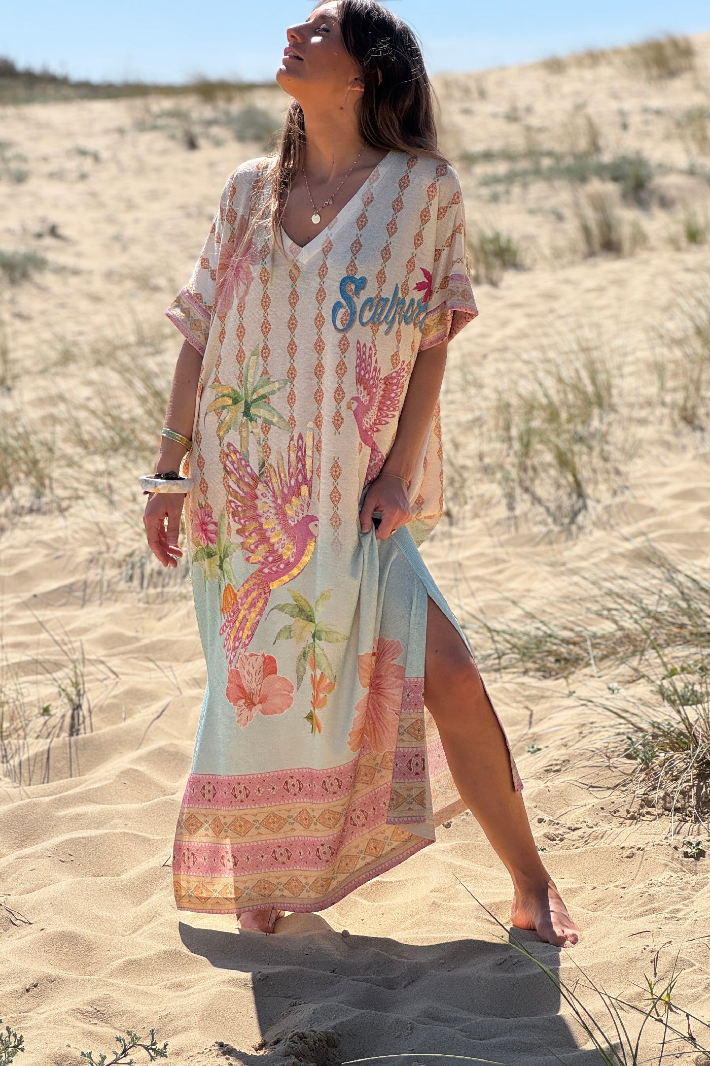 Robe large brillante imprimé coloré perroquets, roses, fleurs et losanges