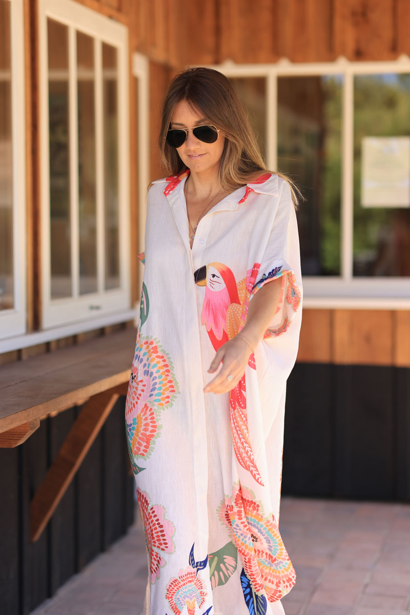 Vestido ancho midi en color crudo con mangas holgadas y estampado de flores y loros de colores