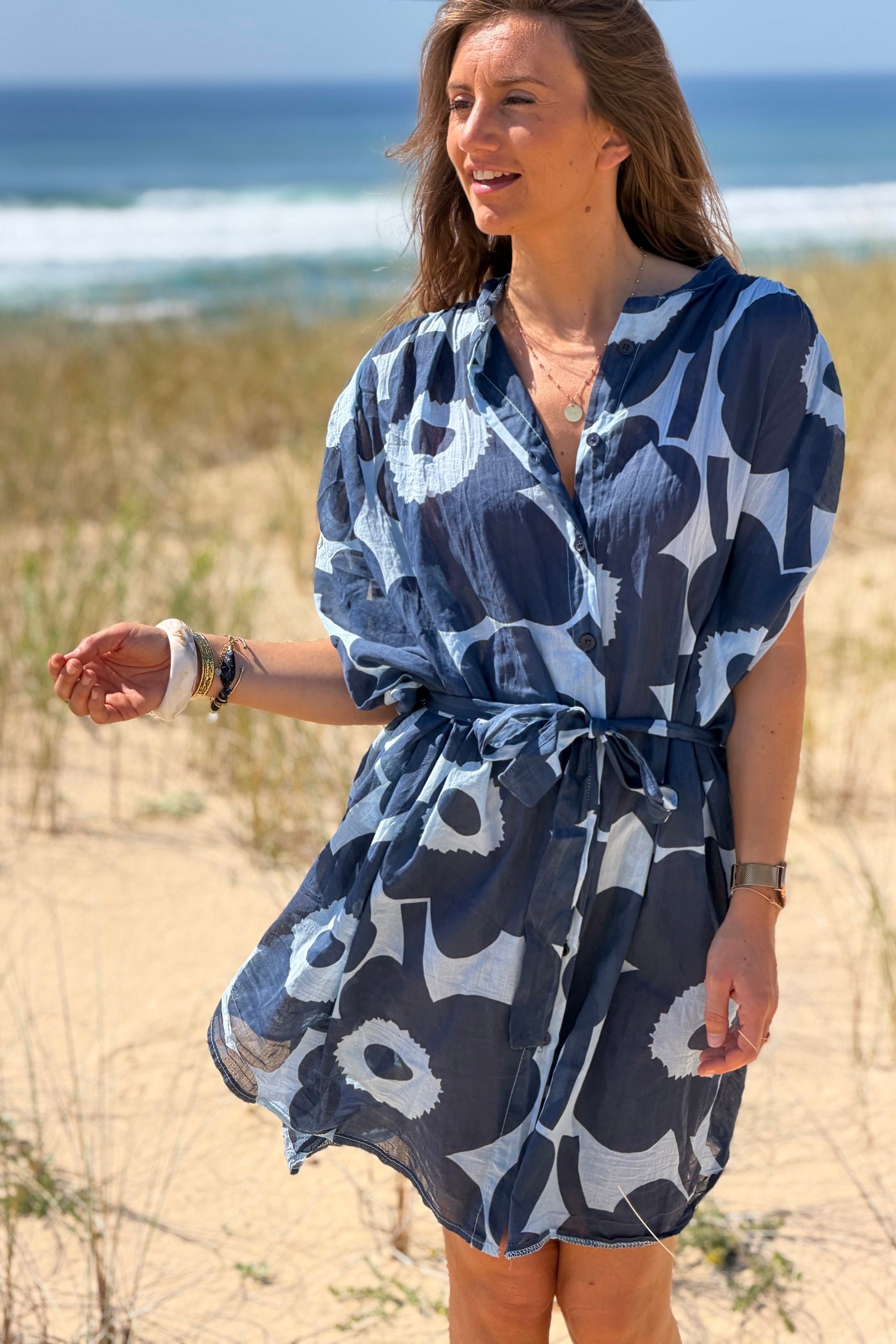 Robe légère boutonnée imprimé grandes fleurs bleu marine