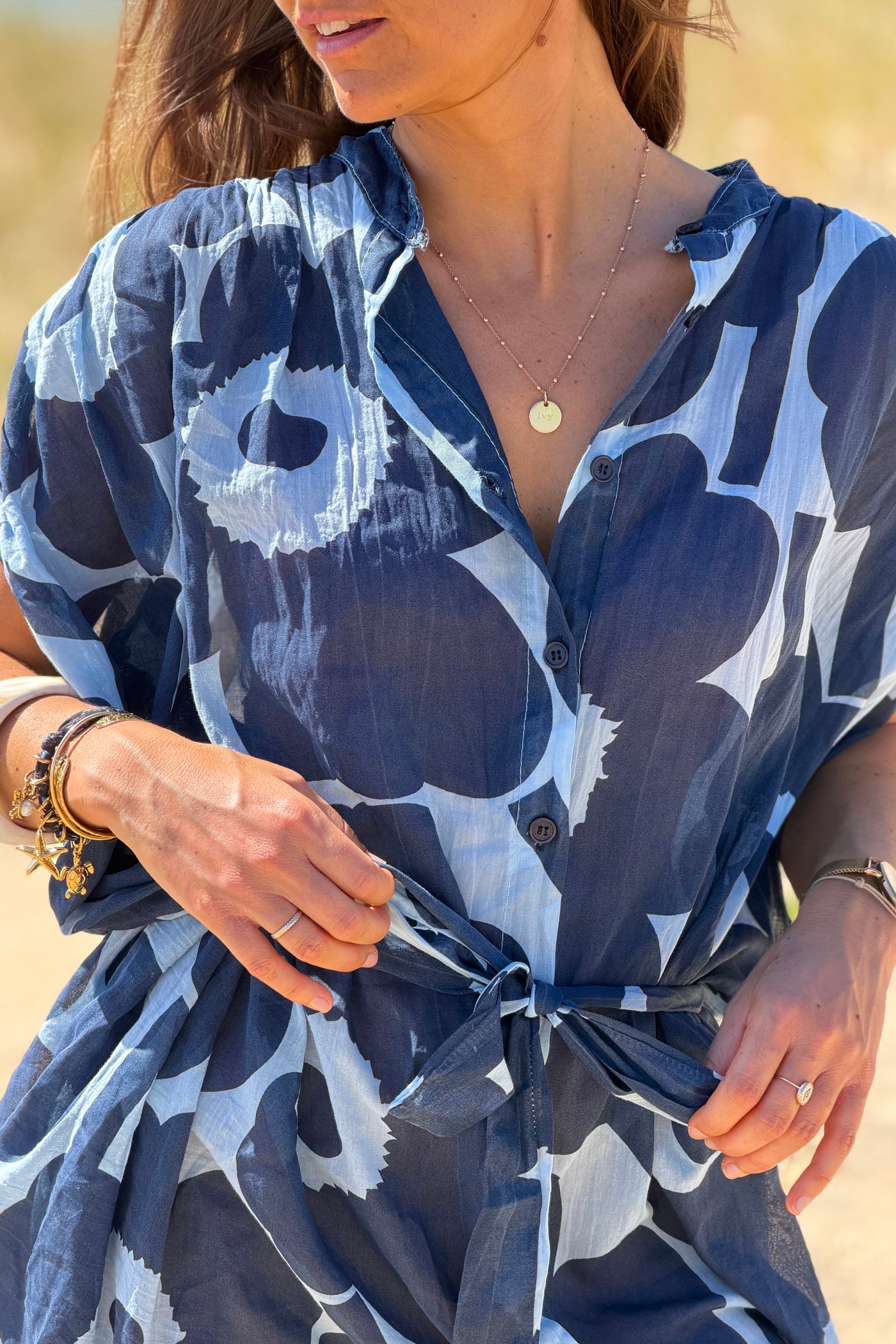 Robe légère boutonnée imprimé grandes fleurs bleu marine