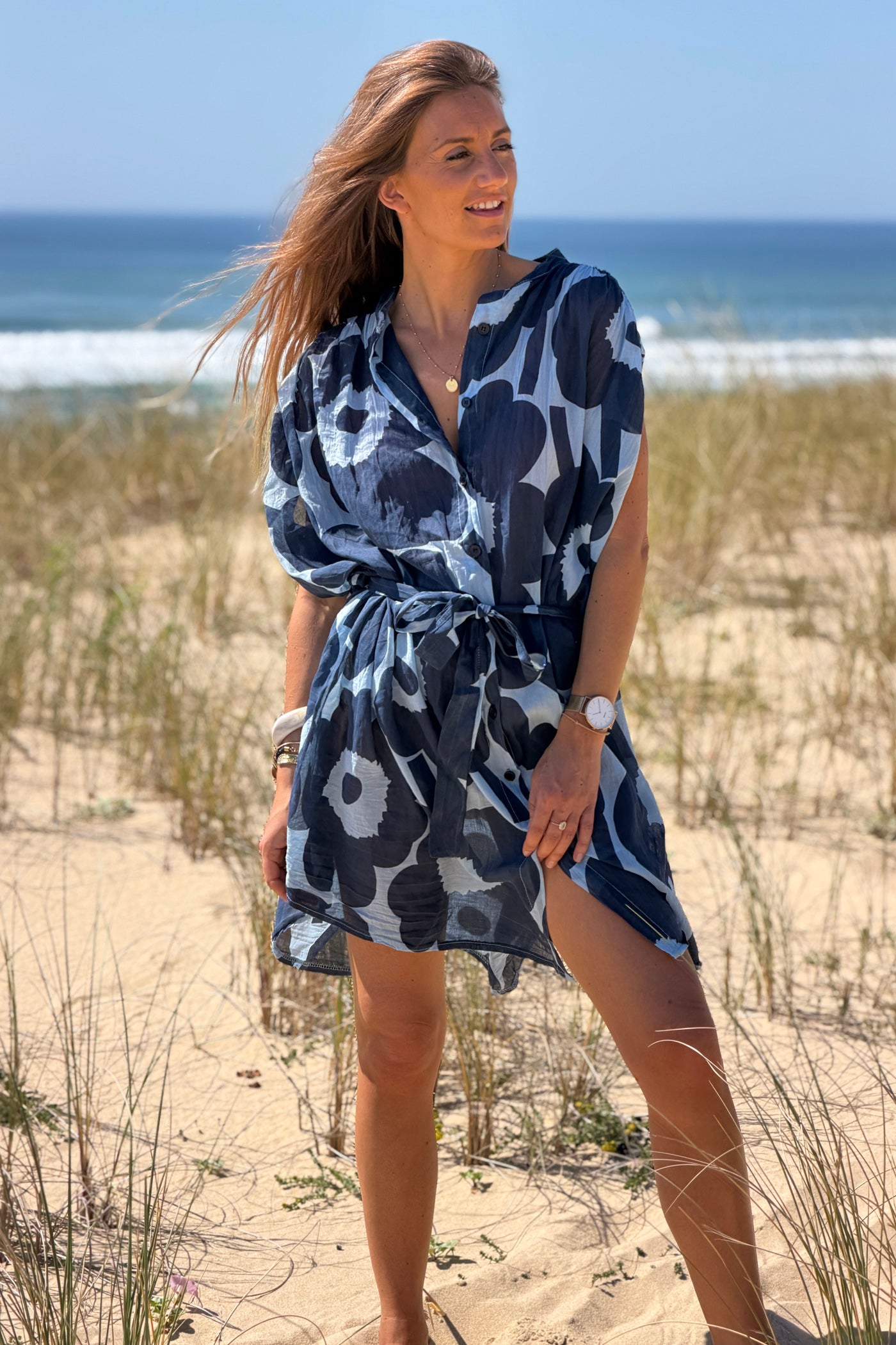 Robe légère boutonnée imprimé grandes fleurs bleu marine