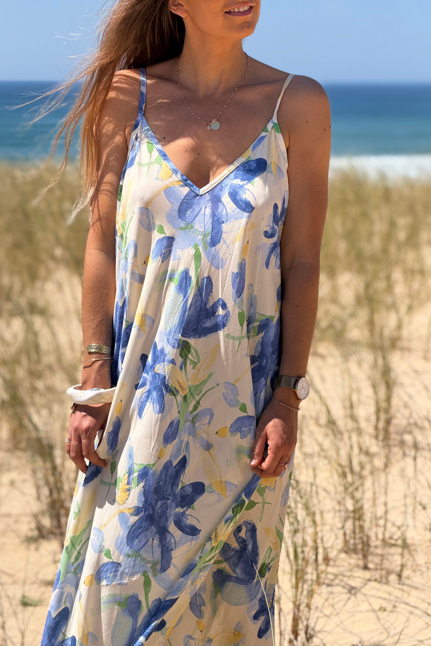 Robe longue à bretelles fluide imprimé fleurs bleues peinture aquarelle