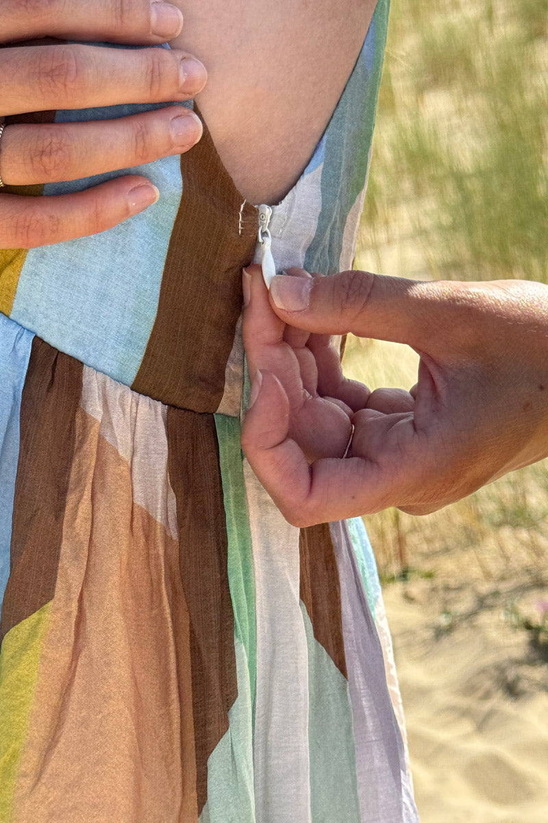 Robe longue à bretelles imprimé graphiques tons verts dos nu