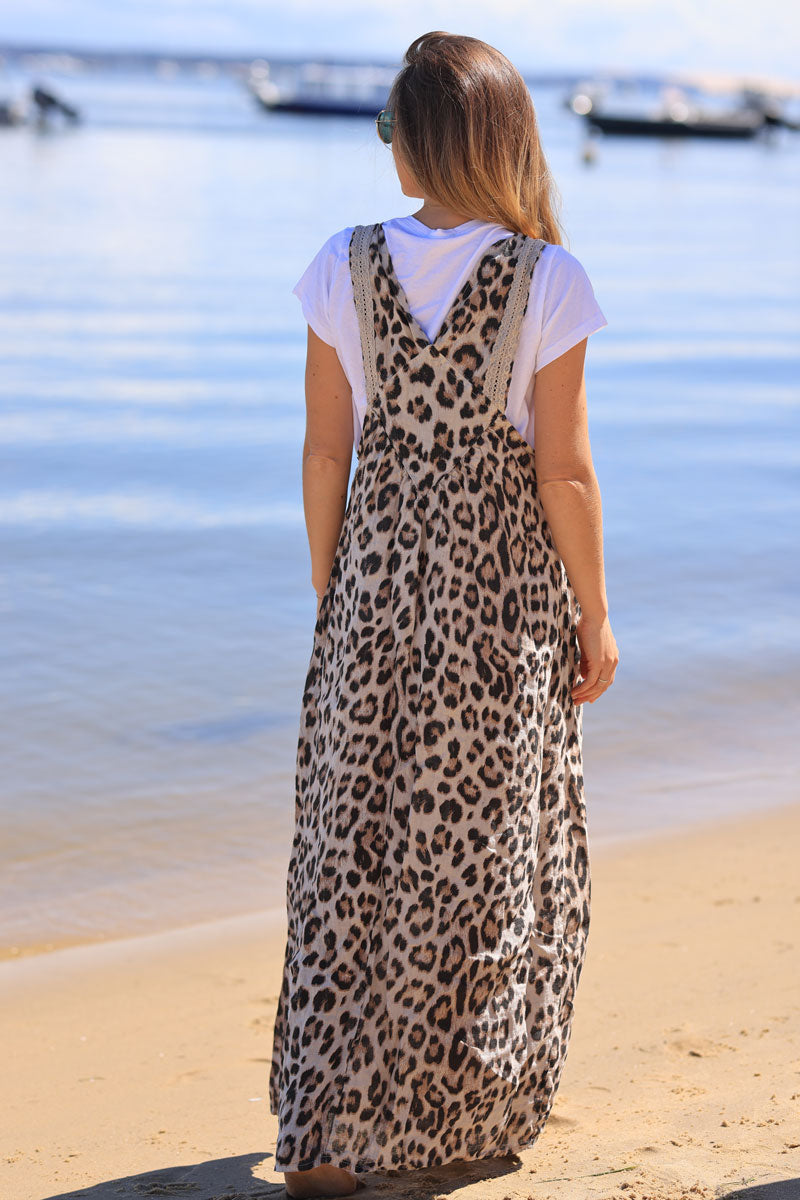 Vestido largo beige de lino con estampado de leopardo y tirantes estilo peto de encaje
