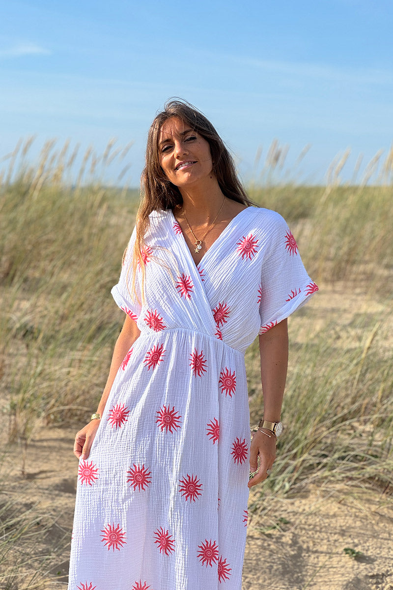 Robe longue blanche en gaze de coton motifs soleils corail col v et décolleteé dos