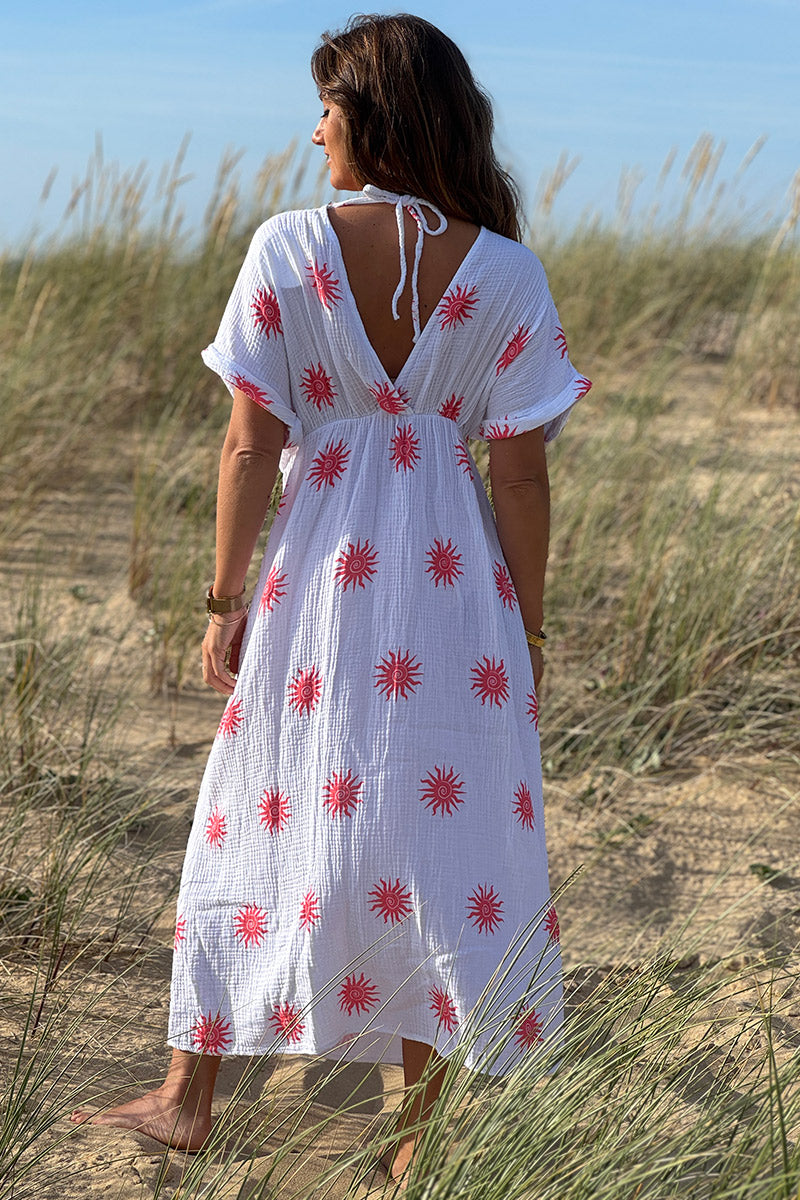 Robe longue blanche en gaze de coton motifs soleils corail col v et décolleteé dos