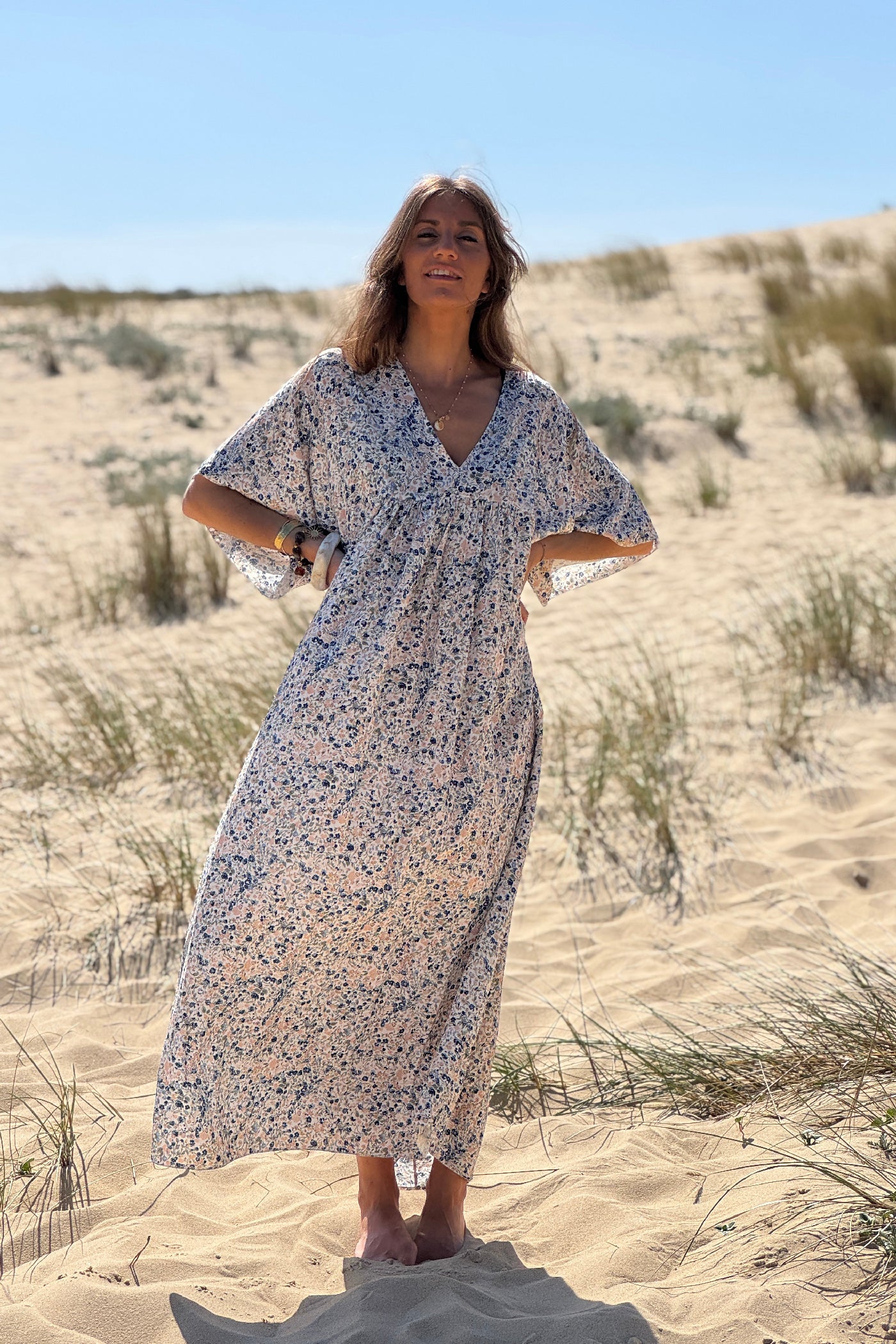 Robe longue blanche fluide col V manches courtes imprimé liberty bleu marine