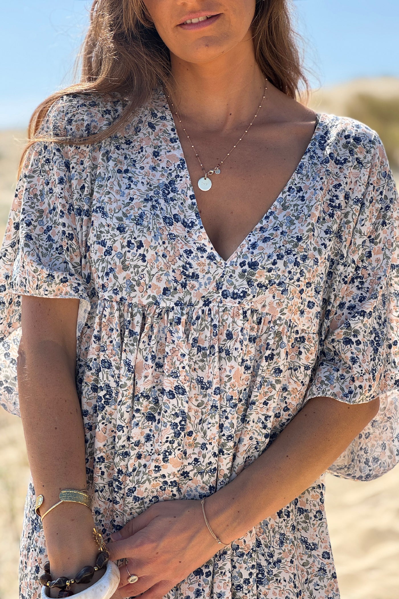 Robe longue blanche fluide col V manches courtes imprimé liberty bleu marine