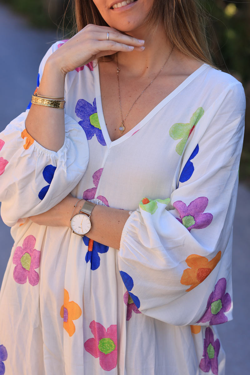 Vestido largo fluido blanco con amplio escote en pico y estampado de flores multicolor