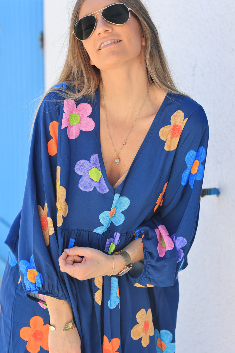 Robe longue bleu marine fluide et large col v imprimé fleurs multicolores