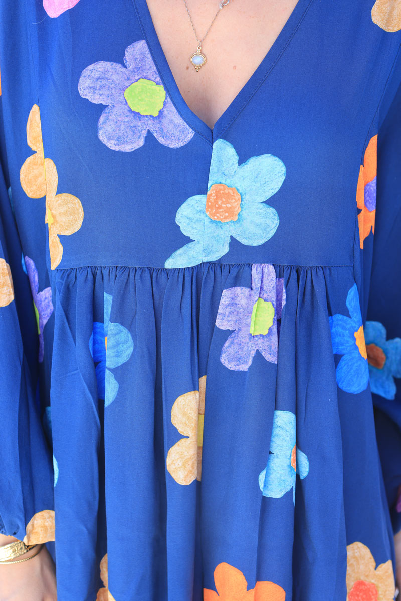 Robe longue bleu marine fluide et large col v imprimé fleurs multicolores