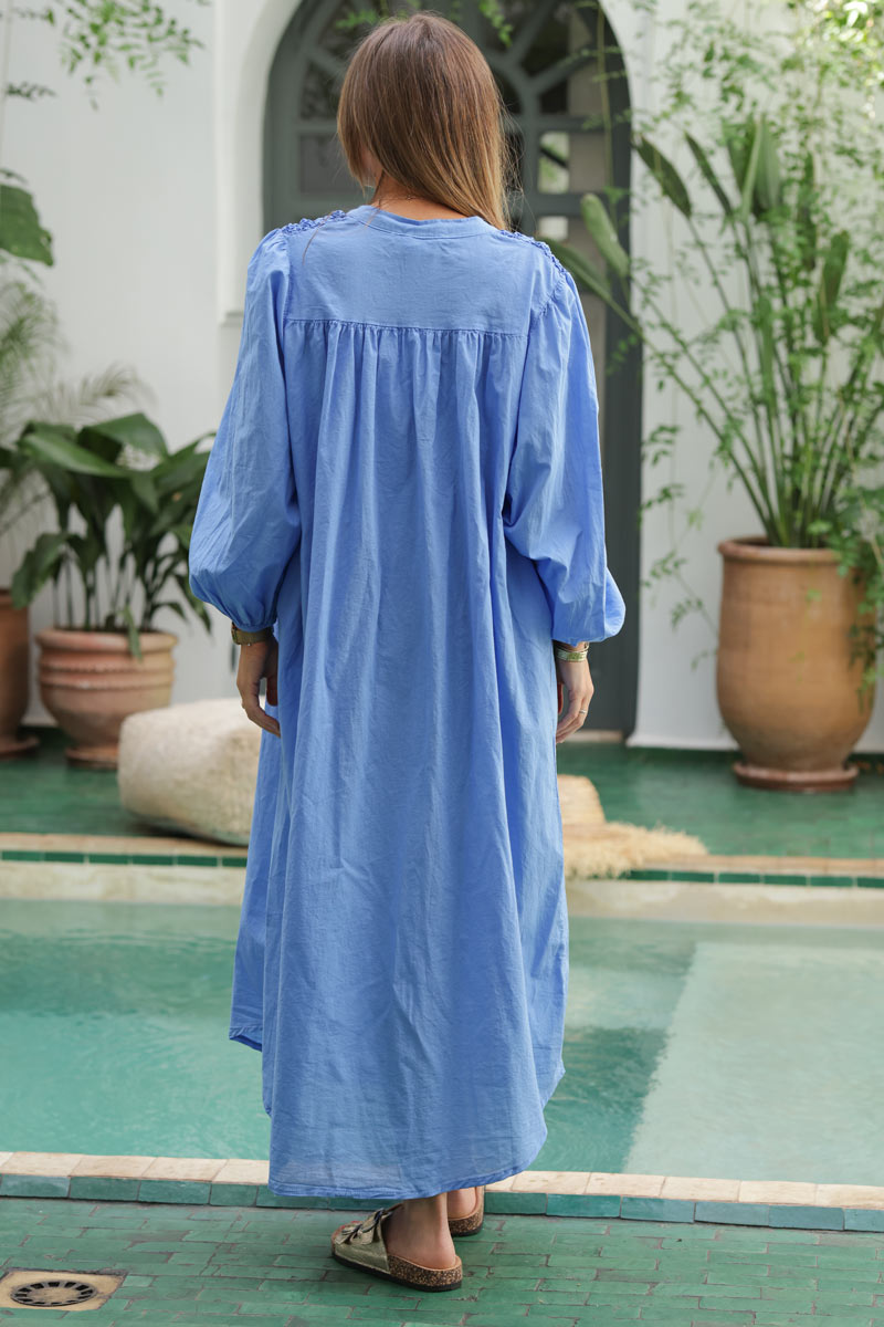 Robe longue bleu roi en coton boutons nacrés col smocké avec ceinture tissu
