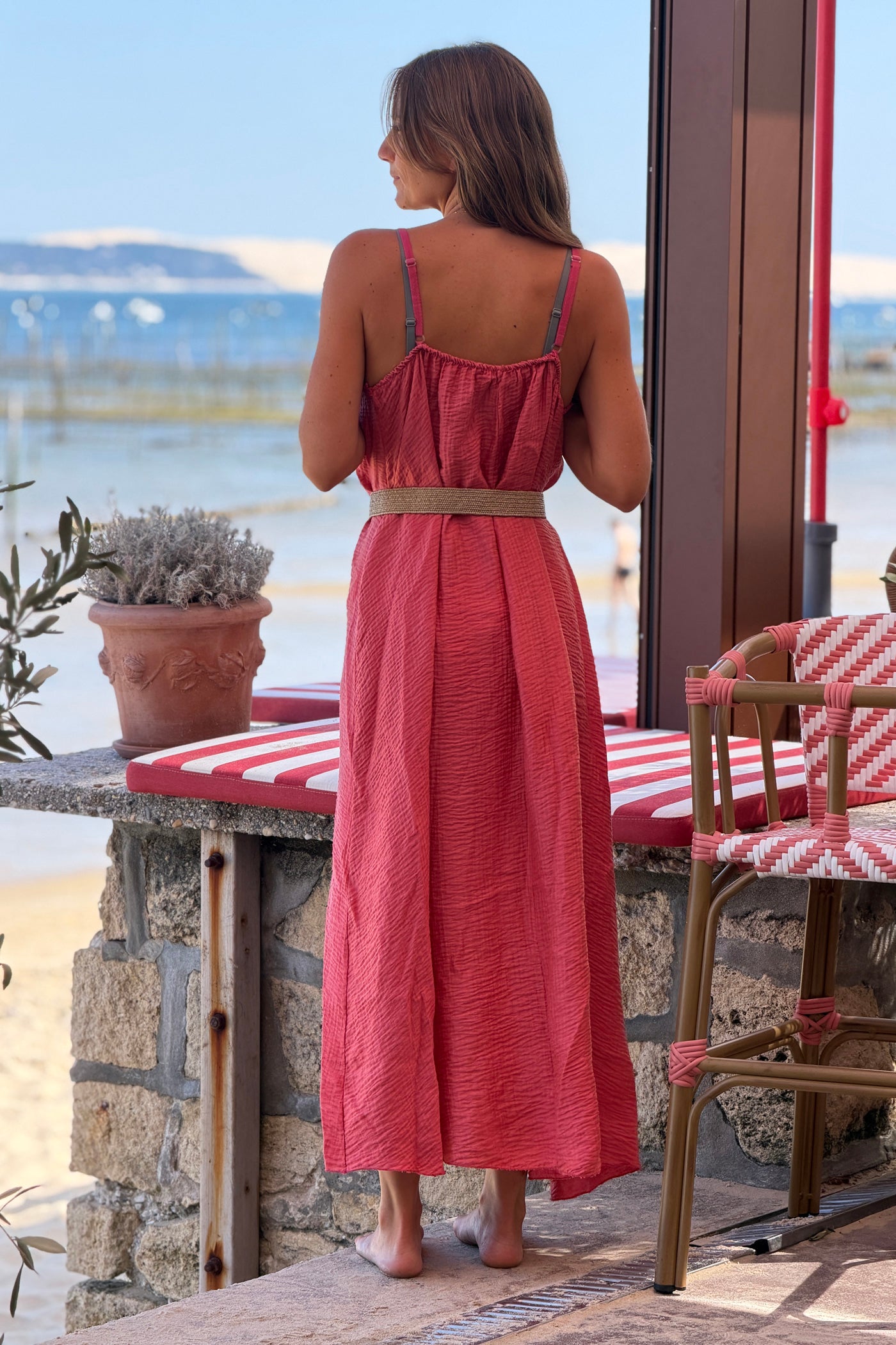 Robe longue bois de rose à bretelles détail petits pompons au col