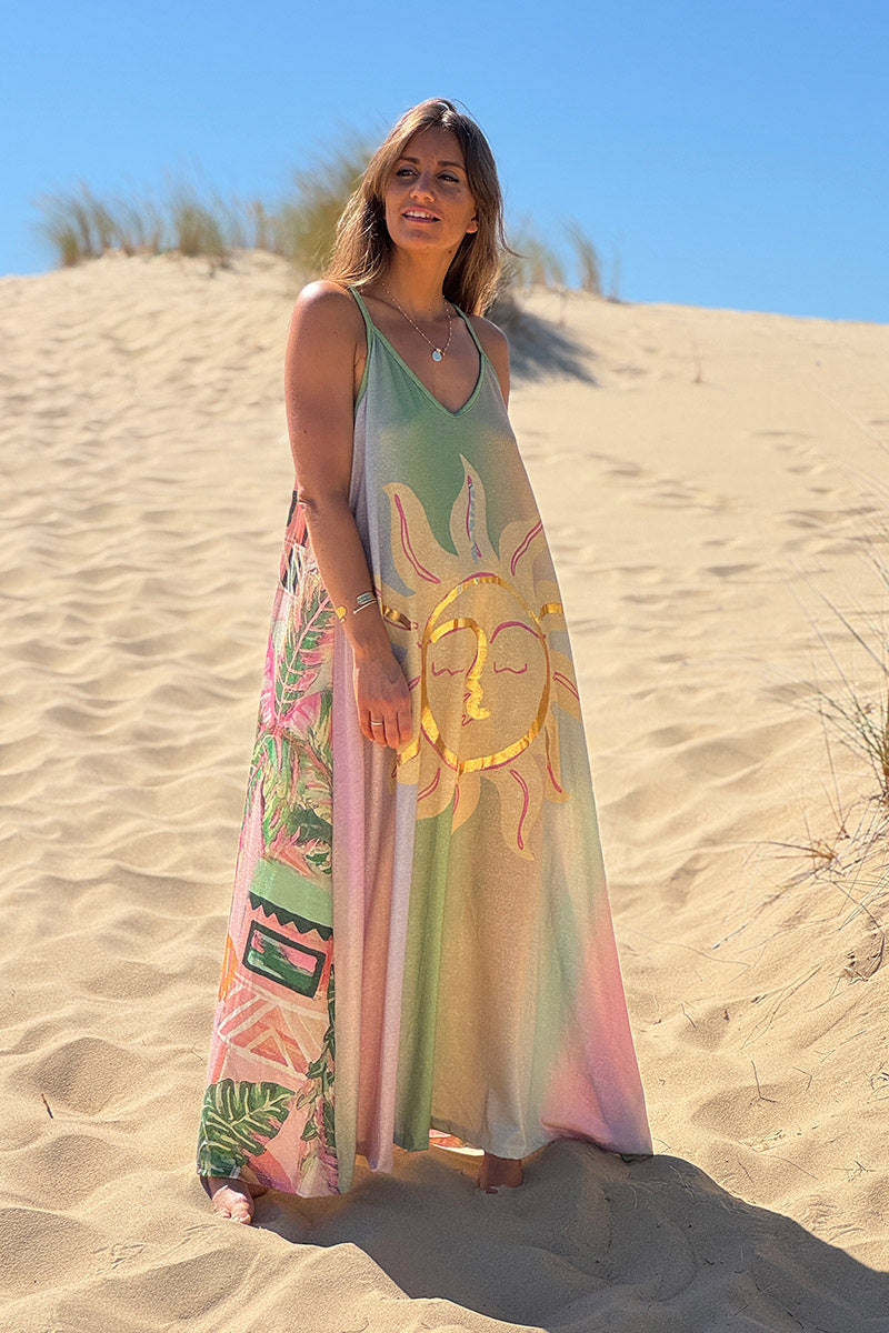 Robe longue brillante à bretelles motif soleil palmiers et tie and dye vert et jaune pastel