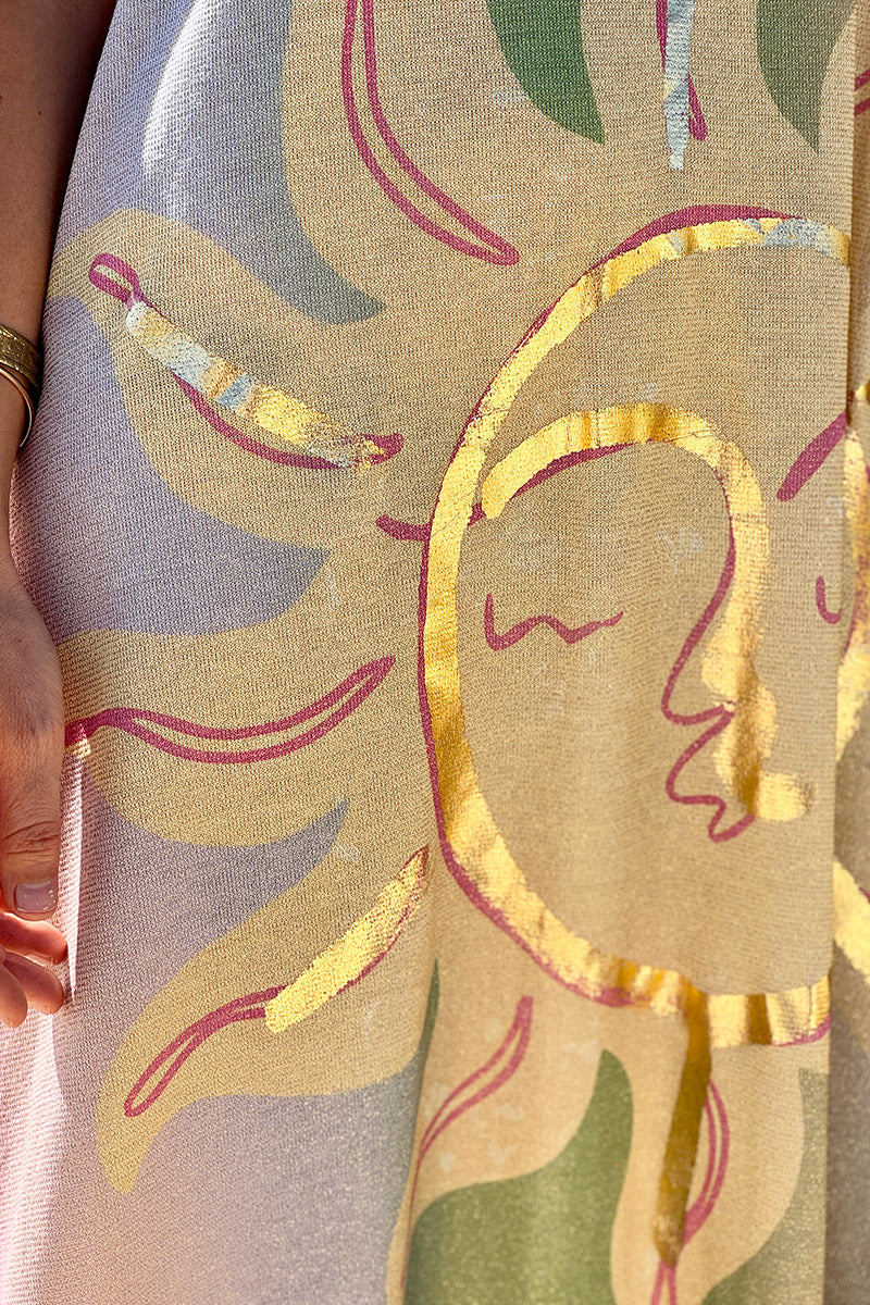 Robe longue brillante à bretelles motif soleil palmiers et tie and dye vert et jaune pastel