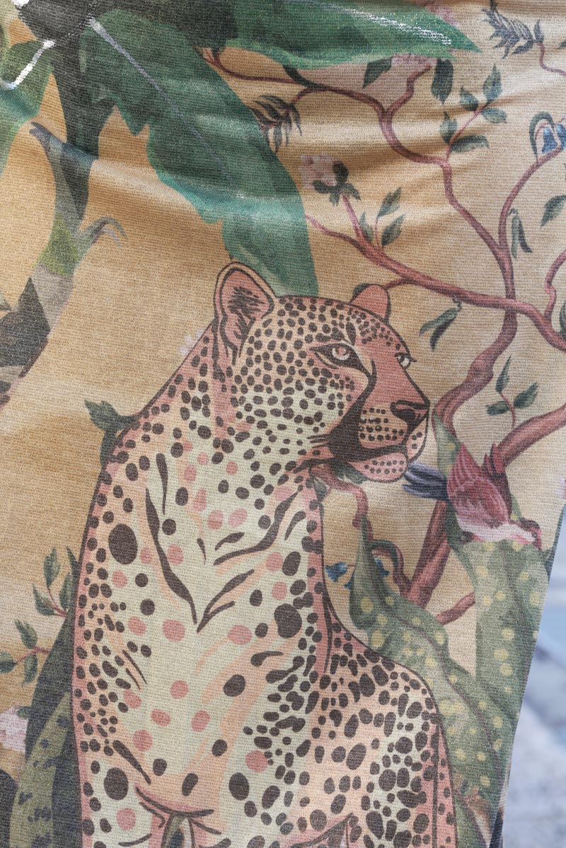 Vestido largo caqui con estampado de jungla de leopardo, escote en pico brillante, palmeras y pavo real