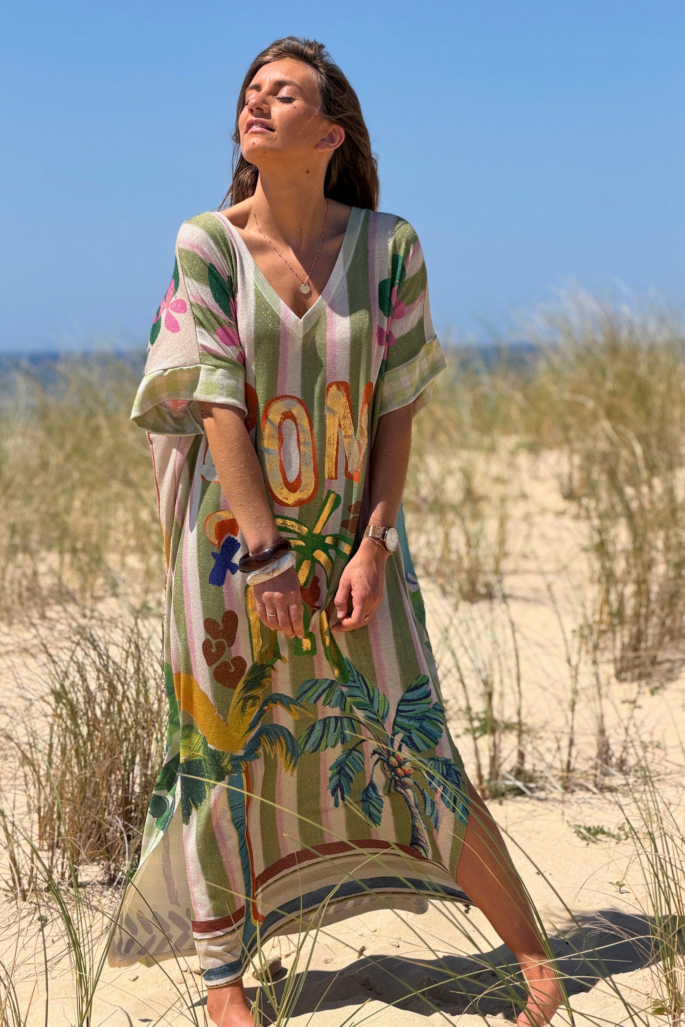 Robe longue brillante et large imprimé Bom Dia rayures vertes palmiers colorés