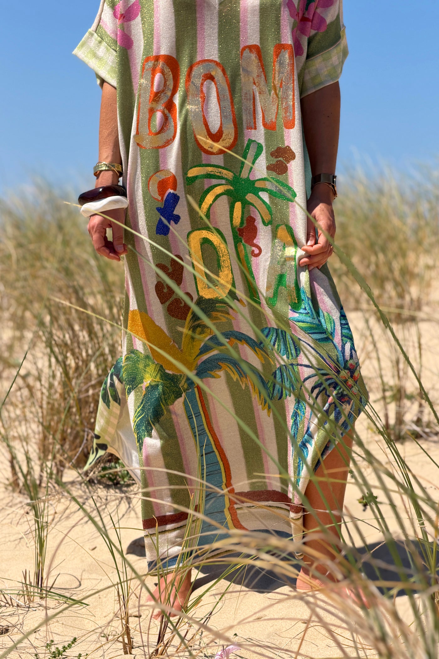 Robe longue brillante et large imprimé Bom Dia rayures vertes palmiers colorés
